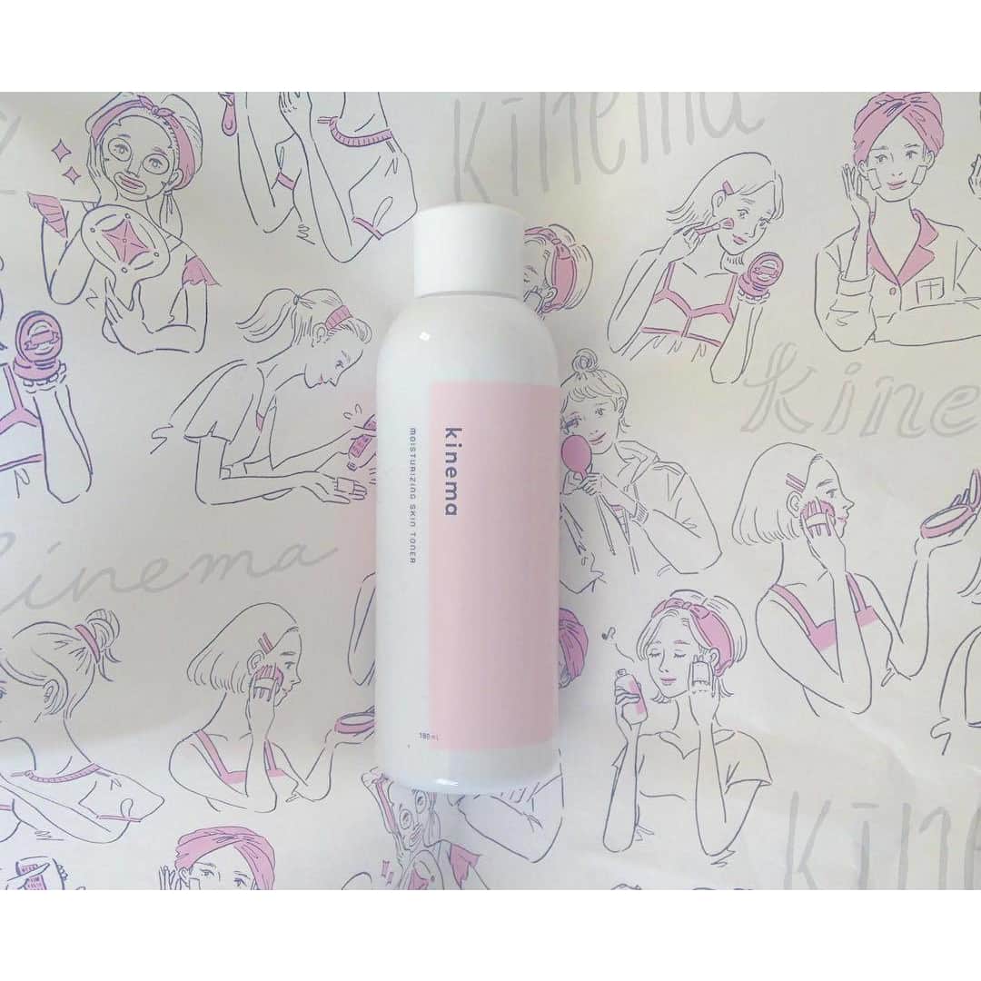 skincare in progress A daily does of Tokyoのインスタグラム：「\\ #みんなのスキンケア で、みんなの色んなキネマの使い方が見れます // . kinemaを使ってくれた、@yuzutarosu9876 さんのコメント👇🏻 ------ ・ ・ ・ @kinema.tokyo さんからの拭き取り化粧水使ってみた🐶 ・ ・ ・ 初めて拭き取り化粧水使ってみたけど使ったあとしっとり〜〜(ﾟoﾟ)驚 ・ ・ ・ パッケージもピンクと白でかわいい😇 わりとパッケージ重視してるわたしには嬉しい😇 ・ ・ ・ ------ キネマの拭き取り化粧水は、余分な汚れだけを取り除いてしっかり保湿もしてくれるんです💓💓 . パッケージも絶対飽きない可愛いデザイン😏✨ . 素敵な投稿をしてくださった @yuzutarosu9876 さん👌🏻💕 . ありがとうございました👍 ------------ 💁 @kinema.tokyo は、敏感肌でも使える優しい拭き取り化粧水 👉 #みんなのスキンケア でみんなのkinemaの使い方が見れるよ 🏷現在予約販売のみ受付中です。」