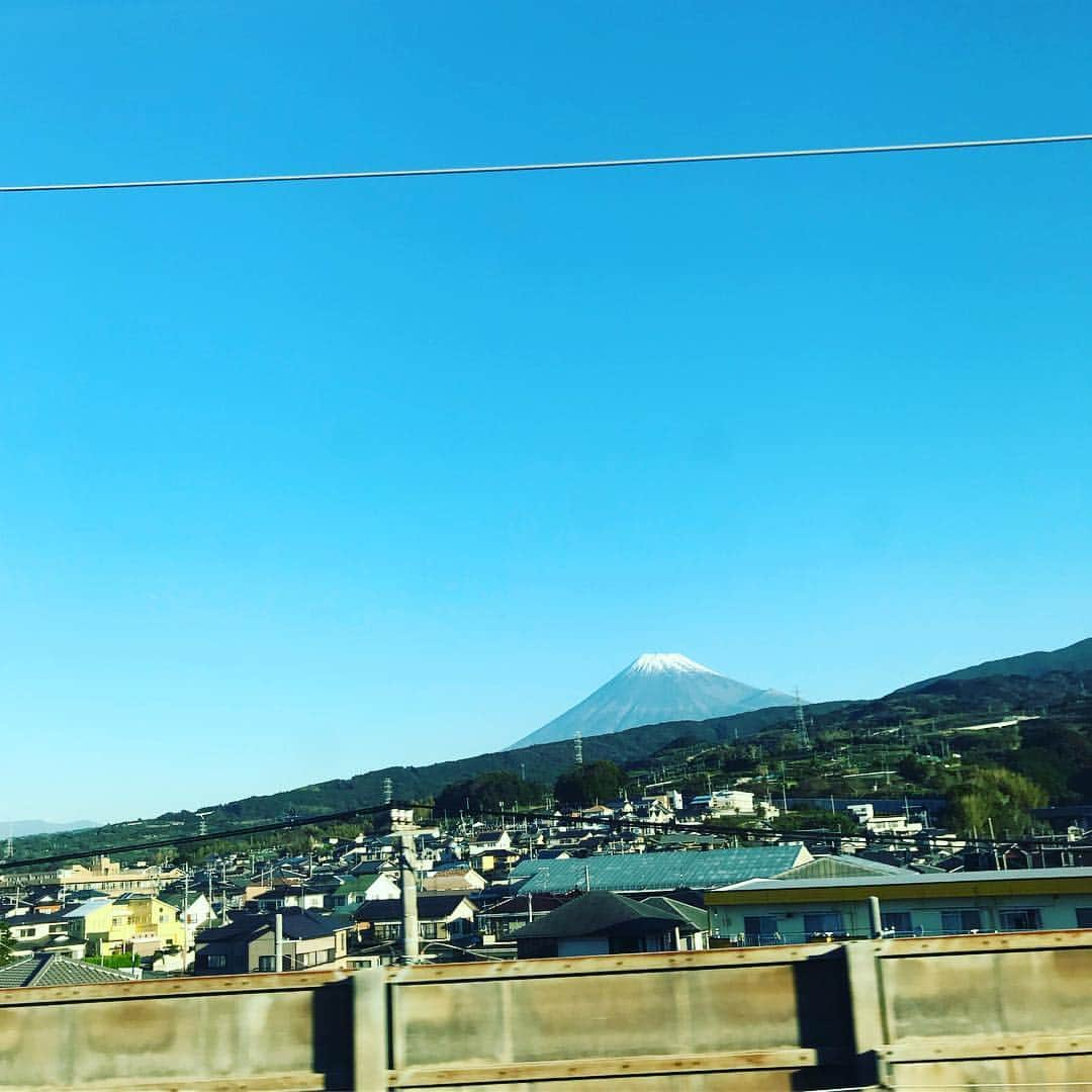 島谷ひとみさんのインスタグラム写真 - (島谷ひとみInstagram)「ある日の、LIVEの翌日の朝ごはん。  母親が作ってくれた朝ごはん🍚  冷えた身体と 使った喉 打ち上げでのアルコール 力の入った身体  おはよ☀️ の後、  スッと出てくる。  沁みた♡  お粥さん🍚  こんなお嫁さん欲しい❤️ って、  思った朝。  違うかw  今食べたいと思う今朝。  大阪に向かっています。  今日は、NHK大阪にて、  お昼「ぐるっと関西おひるまえ」夜、「うたコン」です。  観てね📺  富士山がひょっこりはん♡  #お粥さん #朝ごはん #大阪 #ぐるっと関西おひるまえ #うたコン #島谷ひとみ」10月30日 7時23分 - shimatani_hitomi_official