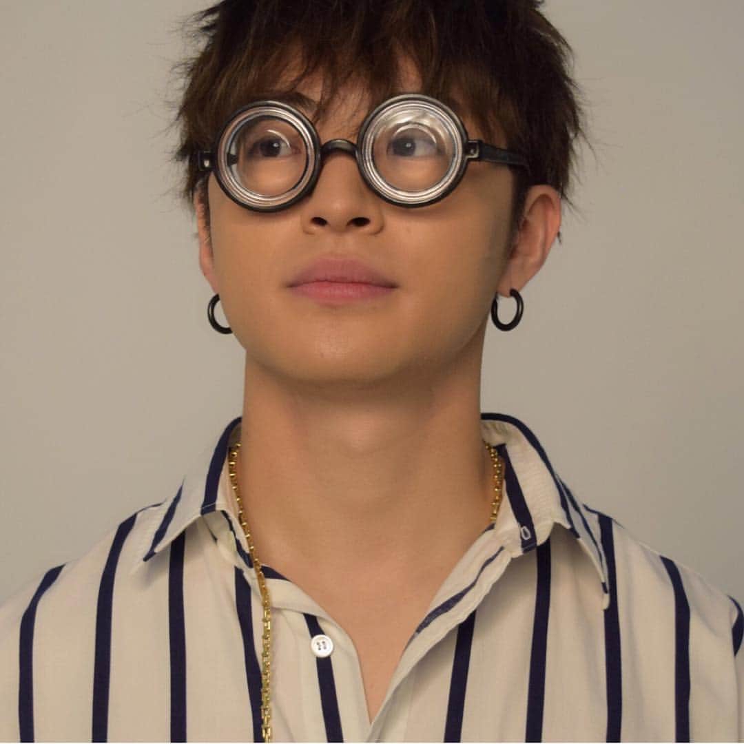 佐野玲於1st公式写真集 さのさんのインスタグラム：「#シュールなさのさん その5 なぞなぞ . 振り向かないのはダレ？ . . #🐰？ #🦗？ #🐸？ #みなさまも一緒にお考えください #これもテイク2 #続きはTwitterで #さのさん #佐野玲於 #佐野玲於1st写真集 #GENERATIONS #generationsfromexiletribe」