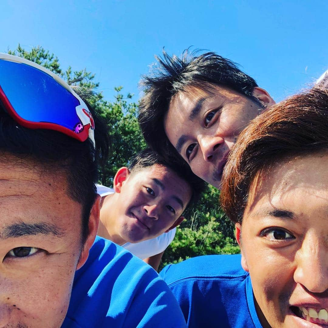 白村明弘さんのインスタグラム写真 - (白村明弘Instagram)「お久しぶりです(^^) 今さらながら宮崎のときの写真を！  一枚目はフェイス会に参入した藤岡さん。笑 ふじっち！って呼ぶと喜ぶので、ふじっち！って呼んでください！！ふじっちの優しさにいつも甘えてます笑 あ。北浦は顔小さいです。笑  2枚目は慶応会with宮台！ 宮台は、みやっち！って呼ぶと、とても喜ぶので、みやっち！って呼んでください！  知ってる方もいると思いますが、徳島インディゴソックスで、後輩の谷田が引退しました！ 初めて会ったのが僕が高校三年生の時、入学してきた彼でした。その時から衝撃的なバッティングをしていて、度肝を抜かれたのを覚えています。 社会人野球をやめてアメリカに挑戦したことは、凄い勇気のいることだと思いました。飛び込んでいく勇気。尊敬してます！ これからも彼らしい人生を歩んでほしいです。谷田！おつかれさまでした  肩治すぞ！！！ #フェイス会 #藤岡貴裕 #北浦竜次  #白村明弘  #西村天裕  #慶応会 #宮台康平 #岩見雅紀  #谷田成吾」10月30日 11時26分 - haku43