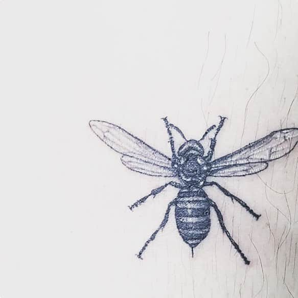 yuichi1003のインスタグラム：「. new tatoo🐝🐝🐝 #bee . ヨーロッパの当時の貴族の間では、幸運や幸せを運ぶ物🐝🐝 だからディオールオムもグッチもbeeマーク🙈 . 日本人では全然居ないけど、世界のセレブリティーが今一番好きなシングルニードルで😍 . これ細か過ぎて入れてもらう人本当に大切！ @wolfman.maeda さん🙈 本当にありがとうございます🙇 . #tattoo #タトゥー #ink #singleneedle #diorhomme #gucci #ディオールオム #グッチ」