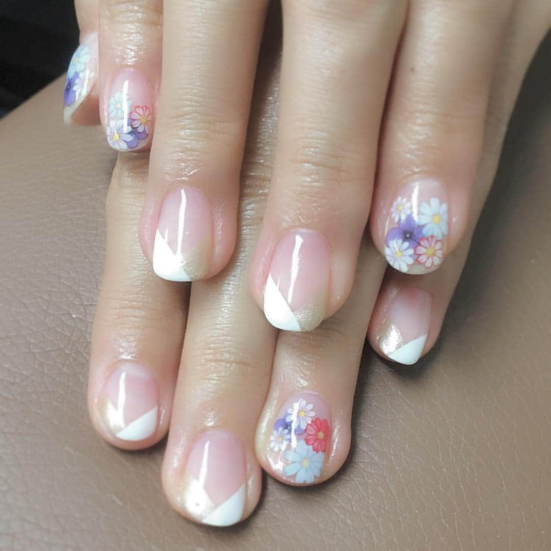 浜口順子さんのインスタグラム写真 - (浜口順子Instagram)「御ネイルチェンジ💅 していただきましたよん。 今回は #変形フレンチ と #コスモスネイル です🌸 秋なのでね、コスモスを。 さわやかなネイルにしていただきました😇 #クラスタイル @clastyle_nail さん、いつもありがとうございます❤️ すっごく気分転換になって気持ちが明るくなりました🙏🎊 #はまじゅん御ネイル」10月30日 12時50分 - hamaguchijunko