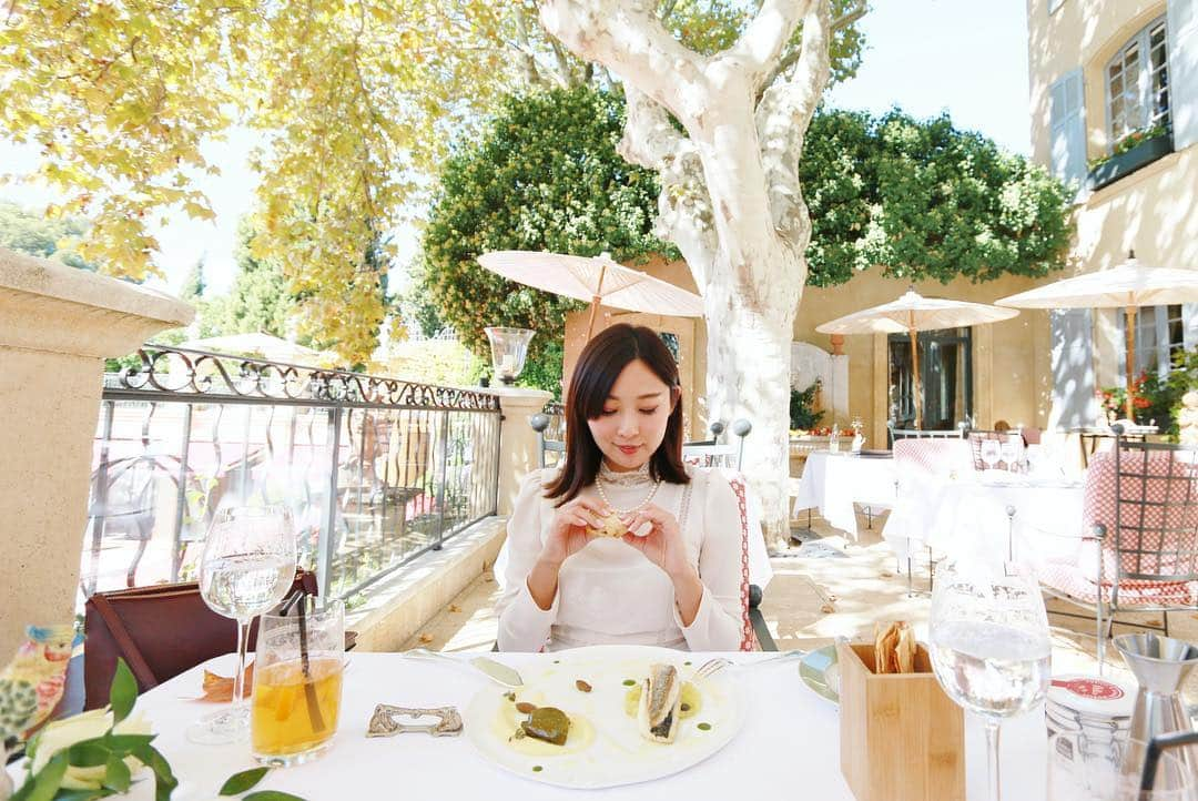 樋口智恵子さんのインスタグラム写真 - (樋口智恵子Instagram)「Lunch time @villagallici 🍹🍽🌿 . . . . ヴィラガリシはテラスの木漏れ日が本当に気持ち良い✨🌿ランチも長居してしまい、結局そのままアペロへ突入🍾 . . . . #lunch #lunchtime #villagallici #relaischateaux #terrace #terracelunch #relax #aixenprovence #provence #フランス旅行 #写真好き #旅行好き #ランチ #テラスランチ #アペロ #déjeuner」10月30日 12時57分 - chieko_higuchi