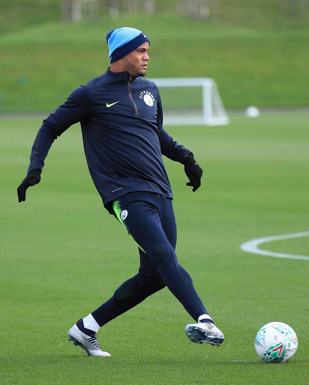 ヴァンサン・コンパニさんのインスタグラム写真 - (ヴァンサン・コンパニInstagram)「Put up a great fight at Wembley and left with a big win. Back in training this morning, ready for Fulham on Thursday. #ManCity #SharkTeam 🦈」10月31日 0時29分 - vincentkompany