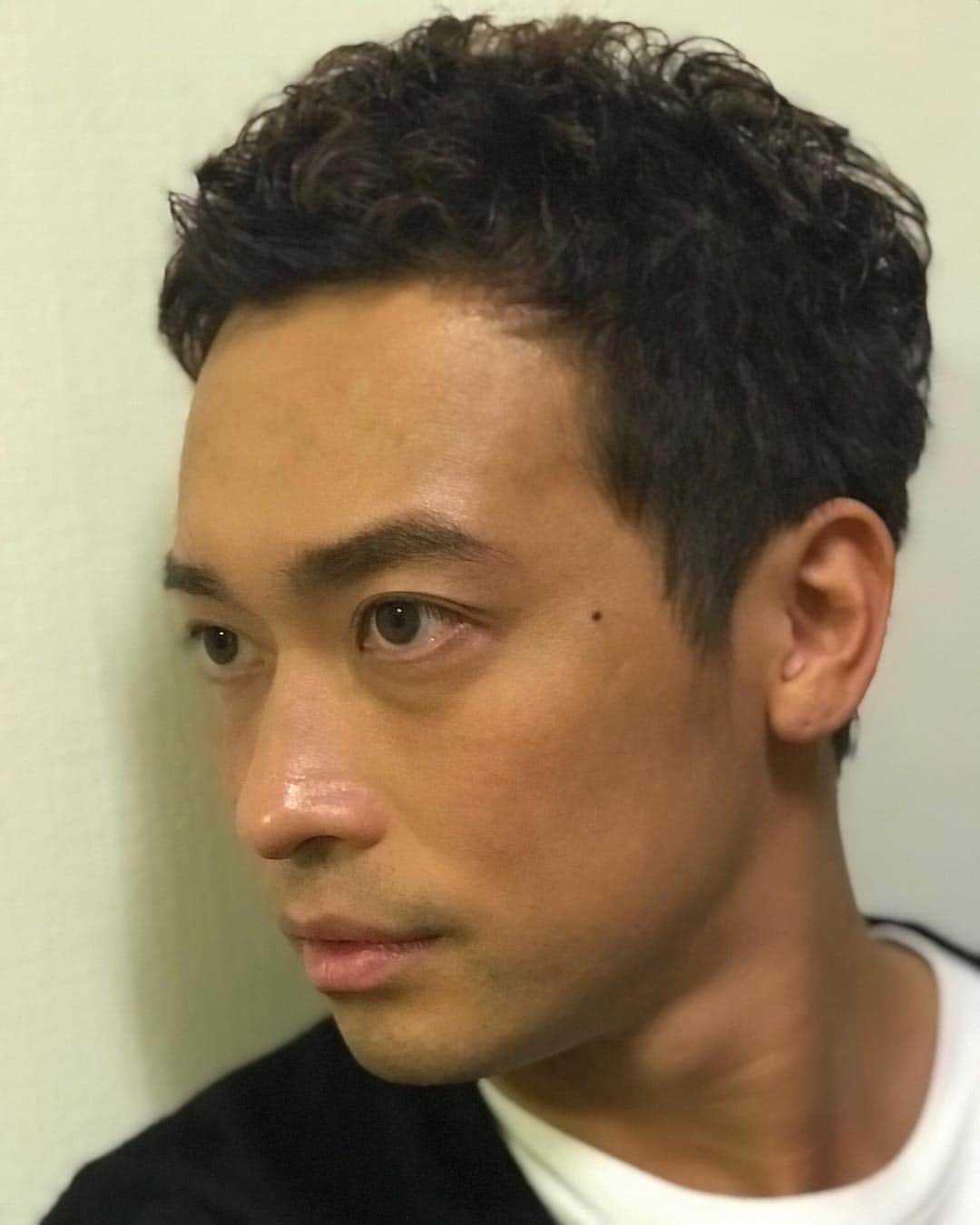 JUNYAさんのインスタグラム写真 - (JUNYAInstagram)「ドラキュラに髪の毛を切ってもらってパーマかけてもらいました🎃怖かったです。ありがとうございました。左にスワイプしたら完成形見れるよ😃  #mensfashionreport #mensfashion  #mensstyle #mensfitness #fitness #gym #vocals #singersongwriter #musician #singer #mensmodel #menswear #mensapparel #mensclothing #hair #筋トレ #筋肉 #menshair #mensfitness #歌手 #シンガー #menshair #fashion #styles #muscle #マッチョ #hairstyle #배우 #扎心了 #멋스타그램 #halloween」10月31日 0時23分 - junyastagramusic