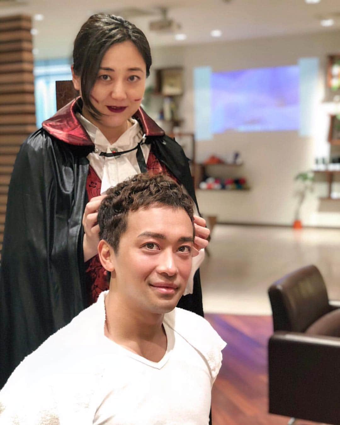 のインスタグラム：「ドラキュラに髪の毛を切ってもらってパーマかけてもらいました🎃怖かったです。ありがとうございました。左にスワイプしたら完成形見れるよ😃  #mensfashionreport #mensfashion  #mensstyle #mensfitness #fitness #gym #vocals #singersongwriter #musician #singer #mensmodel #menswear #mensapparel #mensclothing #hair #筋トレ #筋肉 #menshair #mensfitness #歌手 #シンガー #menshair #fashion #styles #muscle #マッチョ #hairstyle #배우 #扎心了 #멋스타그램 #halloween」