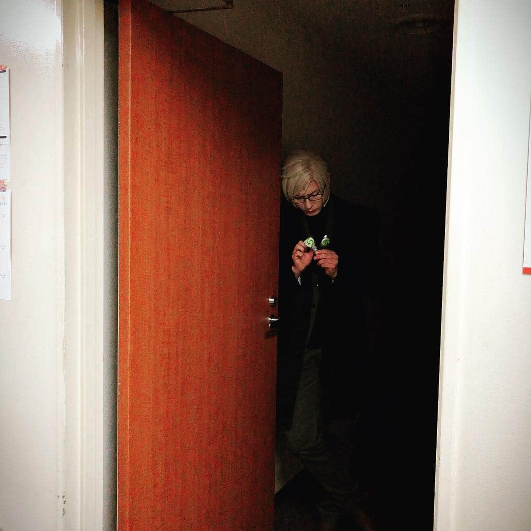 赤澤燈のインスタグラム：「今日のフルーチェさん☆  #暗いところで #みんなに隠れて #ハロウィングッズの #キャンディ物色中 #怖きゃわ #今日もMANKAI劇場は平和です #ピコ」