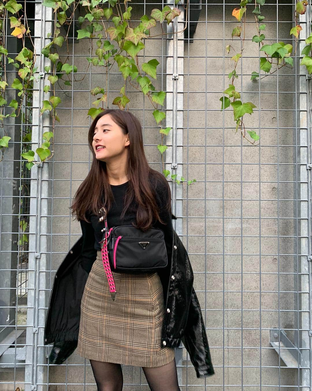 新木優子さんのインスタグラム写真 - (新木優子Instagram)「私服 jacket : @moussyofficial  tops : @holiday_pr  skirts : @sly_official  shoes : @coach  bag : @prada  sunglasses : @celine」10月30日 23時40分 - yuuuuukko_