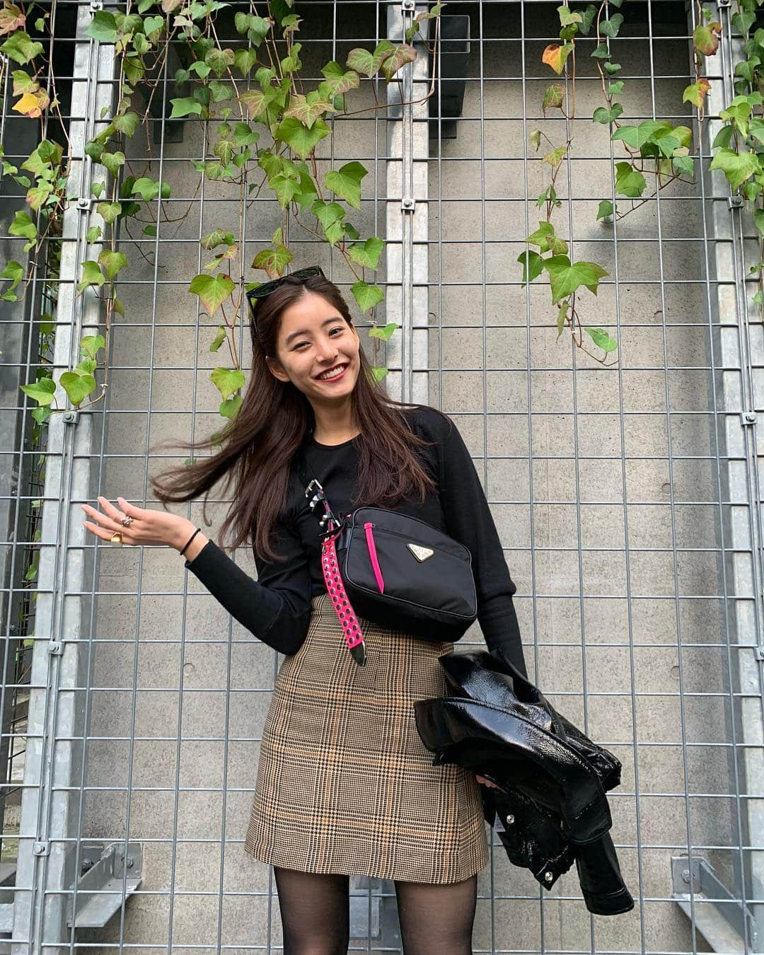 新木優子さんのインスタグラム写真 - (新木優子Instagram)「私服 jacket : @moussyofficial  tops : @holiday_pr  skirts : @sly_official  shoes : @coach  bag : @prada  sunglasses : @celine」10月30日 23時40分 - yuuuuukko_