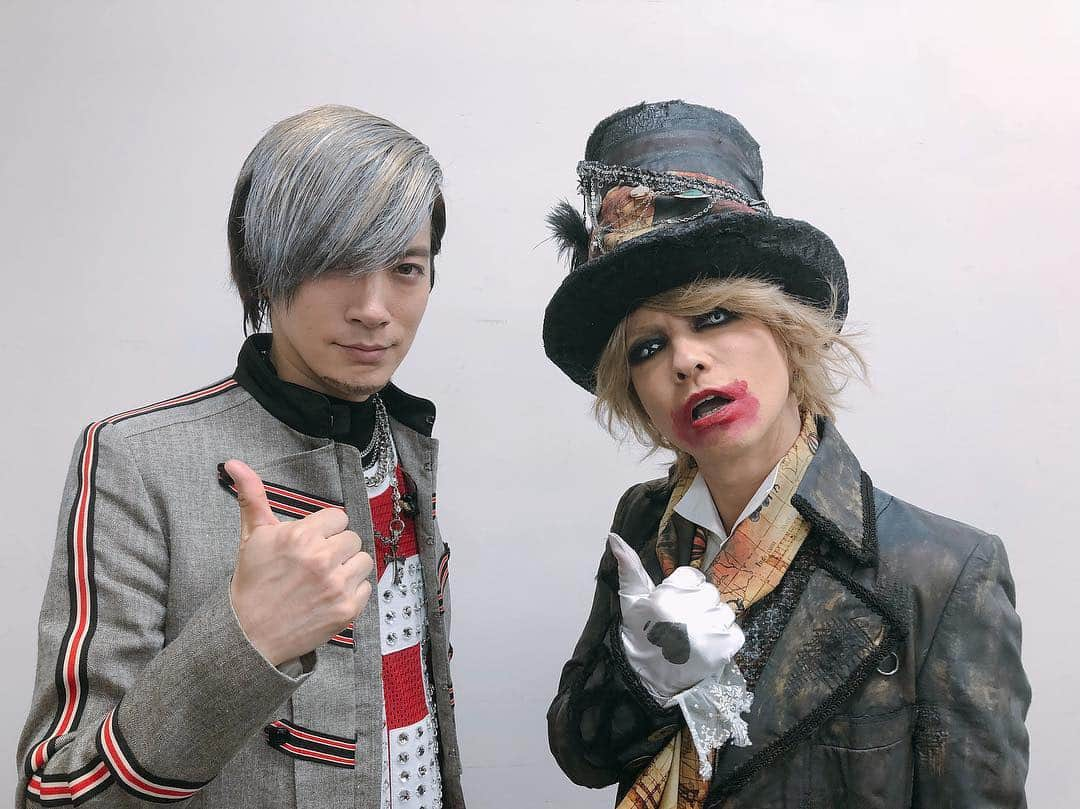 DAIGOさんのインスタグラム写真 - (DAIGOInstagram)「ハッピーハロウィン！！ミスターハロウィン！HYDEさん！！ @hydeofficial  #毎年本当におつかれさまです！ #最高のハロウィンをありがとうございます！ #一緒にいれる時間が幸せ #これからもハロウィンラブ！ #来年も勝手に10月末はスケジュール空けます！！笑 #HYDE #DAIGO」10月31日 0時00分 - daigo_breakerz_