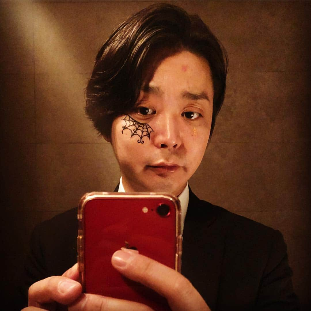 牧野紘二さんのインスタグラム写真 - (牧野紘二Instagram)「ハロウィンと職場と私。 #ハロウィン #34歳の自撮り #きつい #六本木 #六本木ヒルズ #TUSK #TUSKBAR #VeuveClicquot #yelloween」10月31日 0時03分 - makino_koji