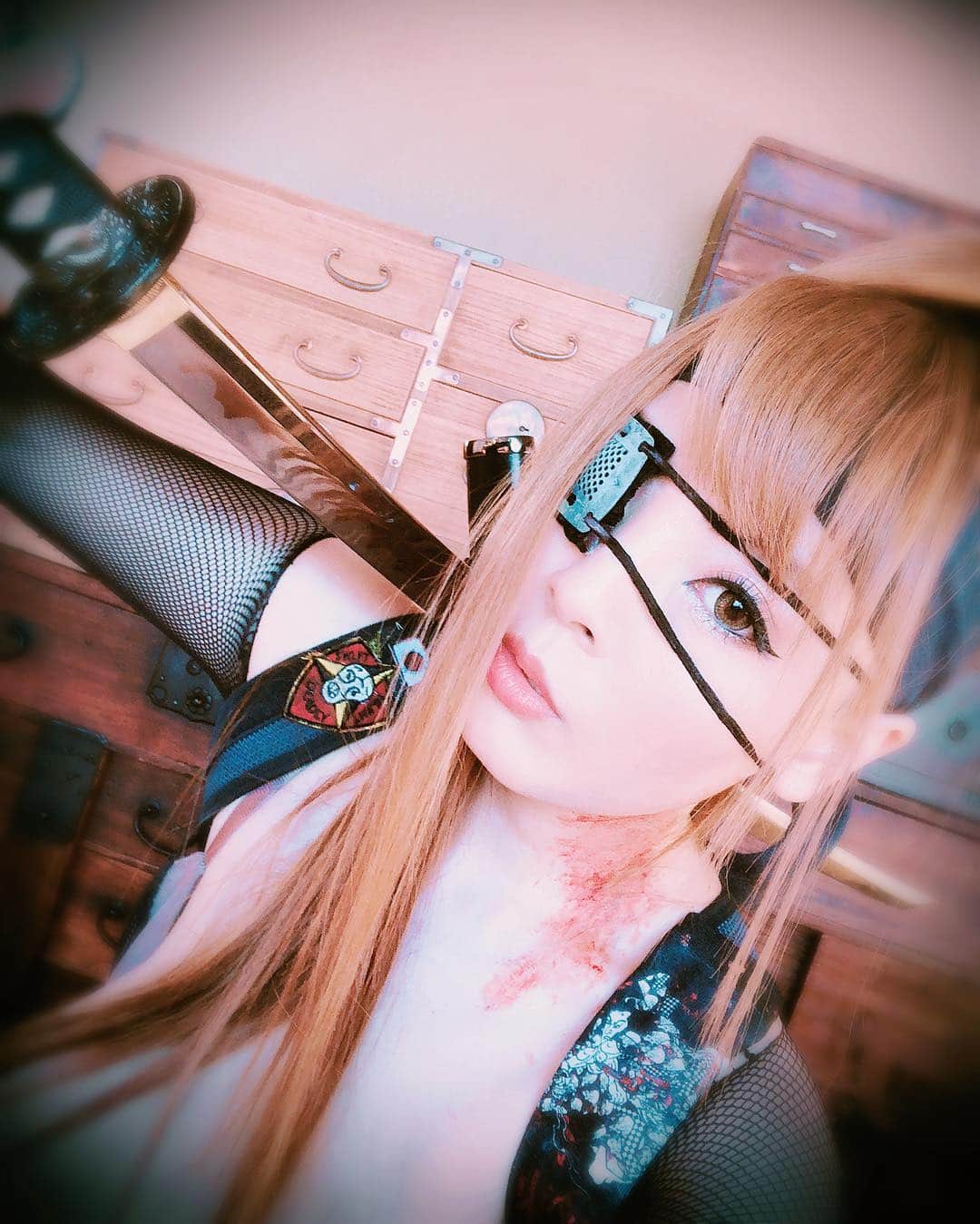 Hitomi（田中瞳）さんのインスタグラム写真 - (Hitomi（田中瞳）Instagram)「daktari from nadine-j is in tokyo right now but because I hurt my eye last week we had to make a shoot with eye patch. * when my contact lenses were removed, my nails hit my eyes and I had internal bleeding.* #shooting」10月30日 15時29分 - official_hitomitanaka
