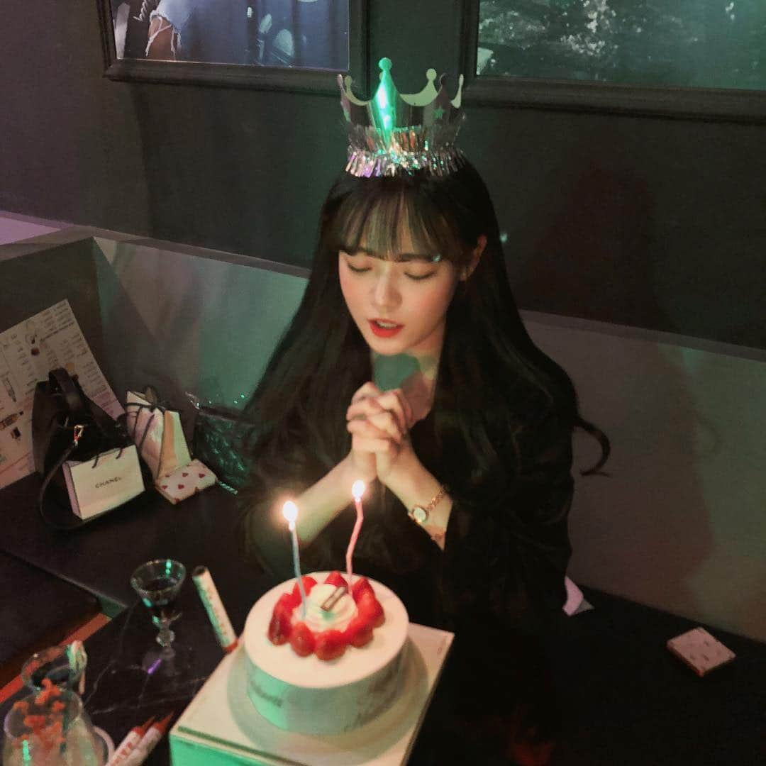 ウィ・ソンヒさんのインスタグラム写真 - (ウィ・ソンヒInstagram)「20대 첫 생일💕 #서면어썸라운지 #어썸라운지」10月30日 17時56分 - _seong_hee