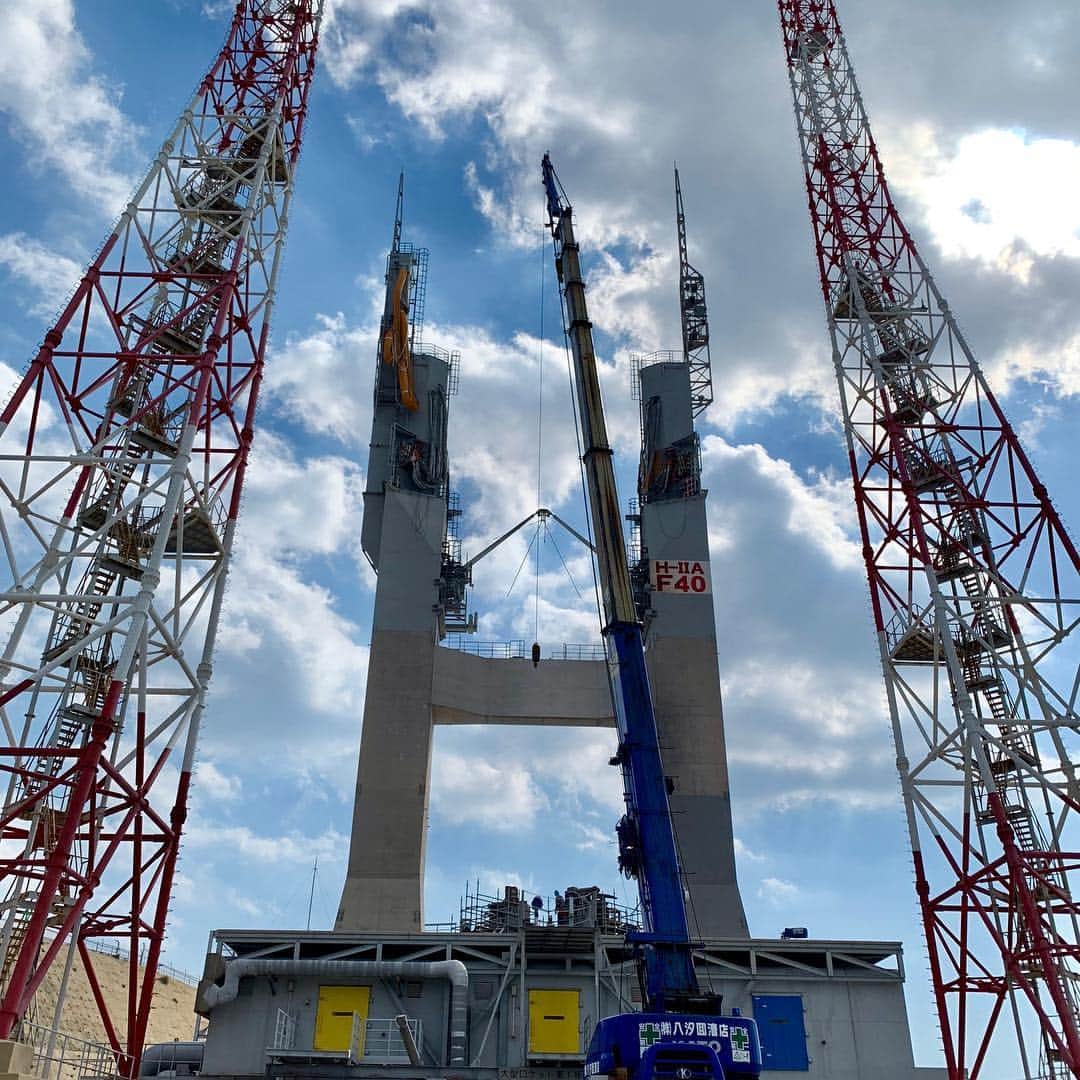 岩崎全智のインスタグラム：「きのう打ち上げに成功したH2Aロケット40号機🎊  打ち上げ翌日の発射場が初公開🚀  #H2Aロケット40号機 #打ち上げ成功 #種子島宇宙センター #大型ロケット組立棟 #VAB #第一射点 #LP1」