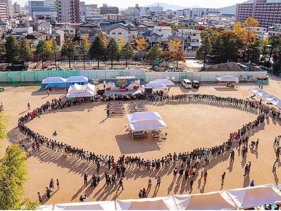 HIPPYさんのインスタグラム写真 - (HIPPYInstagram)「みんなステージ上がってこーいって言ったらカオスな光景にw みんなでデカすぎる輪を作ったりほんま楽しかった！ 遊びに来てくれたみんな！出逢ってくれたみんな！また遊ぼう！ 広島国際大学呉キャンパス大学祭実行員のみんなありがとう 呉で歌えて本当によかった！ 地元広島！共に歩んでいこう！またね！  今週末もよろしく♡ 【HIPPYスケジュール】 11/3（土） 18:45〜呉工業高等専門学校 学園祭 11/4（日） 14:30〜広島工業大学 学園祭 11/6（火）18:30〜「原爆の語り部 被爆体験者の証言の会」  詳細は【HIPPYホームページ】にてちぇけら！ http://hippy-web.com/schedule/20180716.shtml」10月30日 18時04分 - _____hippy_____