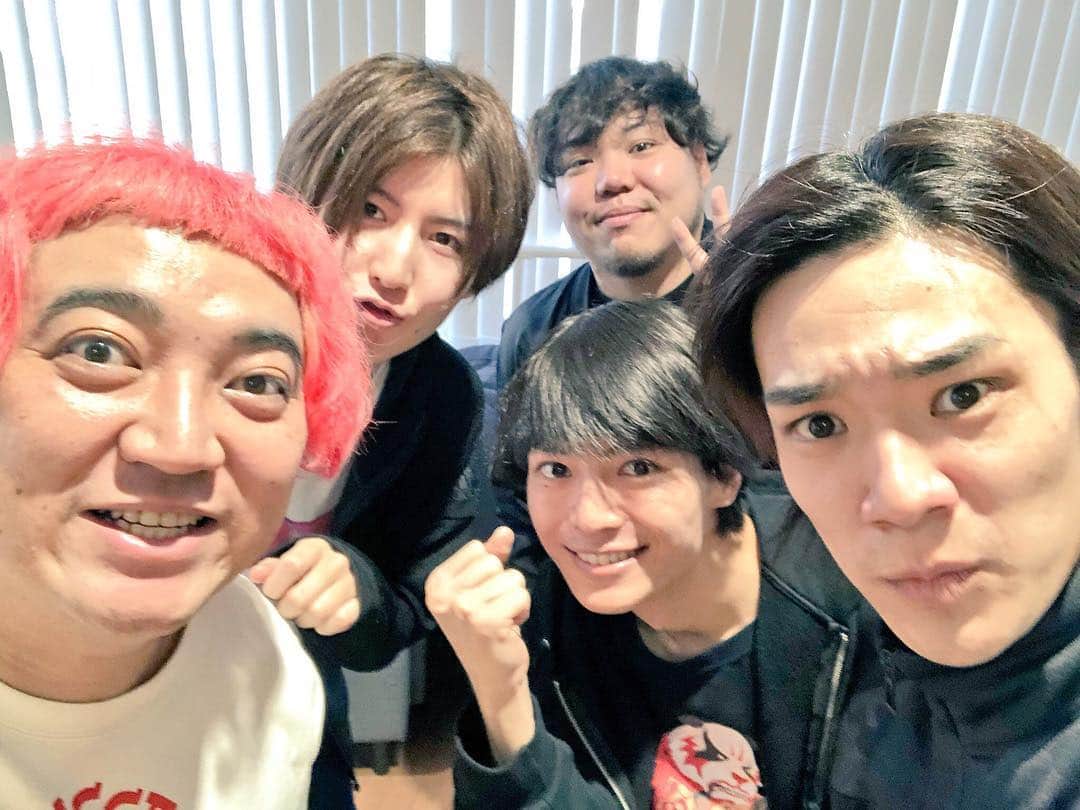 デッカチャンのインスタグラム：「‪#熱血硬派くにおくん 絶賛稽古中です❗️‬ ‪座長の #溝口琢矢 くんと写真🤳‬ ‪#秋沢健太郎 #田口大樹 #原パン #デッカチャン このメンバーは一体関係あるのか？バラバラなのか？それは舞台を見てのお楽しみ♪‬ ‪最近ハマってる言葉 #ビキビキ‬ ‪もちろん舞台はくにおくん世代じゃない方も楽しめますよ。‬ ‪あと、ググったり色々調べてからくるとなお舞台が楽しめますので。‬ おでこテカテカデッカチャンだよ🥁 ⬇︎詳細⬇︎ http://solid-star.net/kuniokun/」