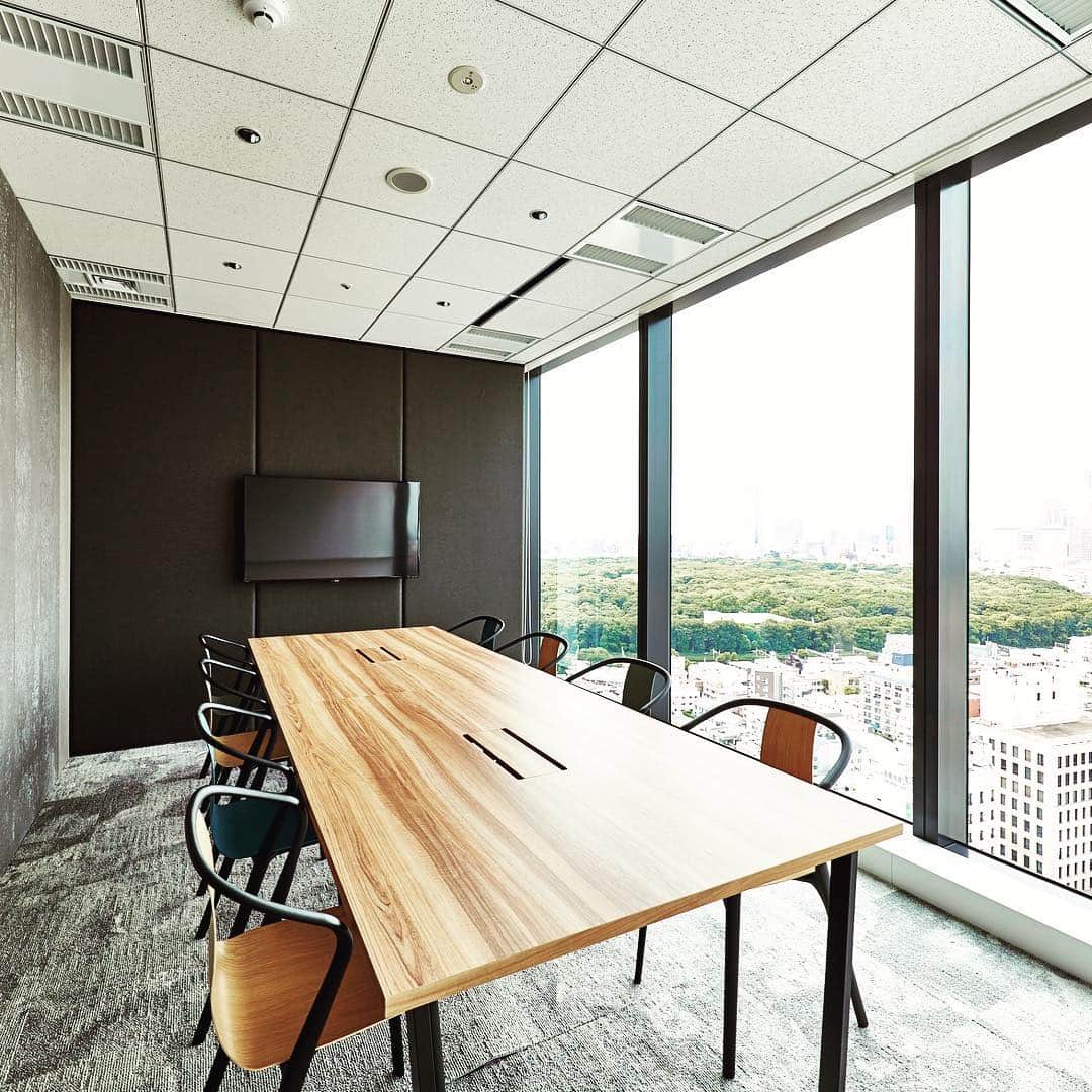 3Minute inc.のインスタグラム：「. 新オフィス20階の会議室、NO-LIMIT✨最大8名着席でき、コンクリート打ちっぱなし風の壁と新宿や代々木公園方面を眺められる開放感あるガラス窓が特徴です！ ・ #office #harajuku #3minute #makeyourstyle #meetingroom #work #3ミニッツ #原宿オフィス #オフィス #会議室」