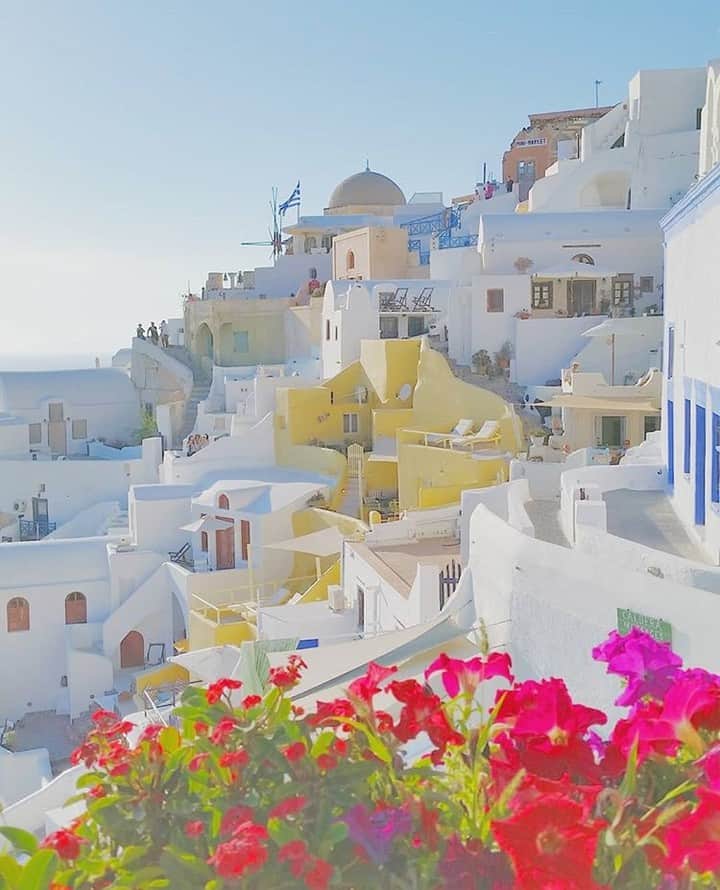 charmmy_officialのインスタグラム：「. 👒 #おでかけ @ #サントリーニ島 イア (ギリシャ) photo by @kia_orana_c . ギリシャで最も人気のあるサントリーニ島🏝 . 真っ白な建物と深い青のエーゲ海に囲まれる 美しさが魅力✨ . 1歩進むだけで素敵な世界が広がる！ 島全体が絶景スポットです📸 ೫┈┈┈┈┈┈┈┈┈┈┈┈┈೫ charmmy公式インスタグラムで ご紹介させていただくお写真を募集中📸 . 皆様のお気に入りの1枚に #チャーミースナップ をつけて投稿してくださいね☺️ . ※写真利用にまつまる利用規約はTOPページのリンクよりご確認ください♪ ೫┈┈┈┈┈┈┈┈┈┈┈┈┈೫ #ギリシャ #サントリーニ島 #イア インスタ映え #ファインダー越しの私の世界#海外旅行 #フォトジェニック #インスタジェニック #カメラ女子 #女子旅 #旅好きな人と繋がりたい #海 #青 #白 #写真好きな人と繋がりたい #今だからできる旅」