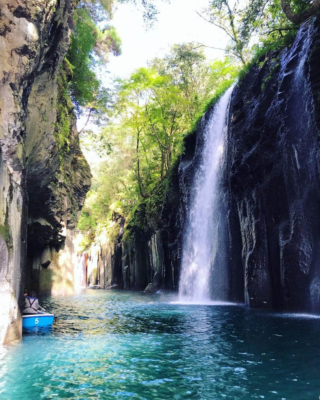 岩垂かれんさんのインスタグラム写真 - (岩垂かれんInstagram)「高千穂峡 神秘のパワーを感じました🍃🌞 たくさん深呼吸して清々しい気持ちに💙 #高千穂峡 #初九州 (沖縄除く)」10月30日 18時46分 - kareniwadare