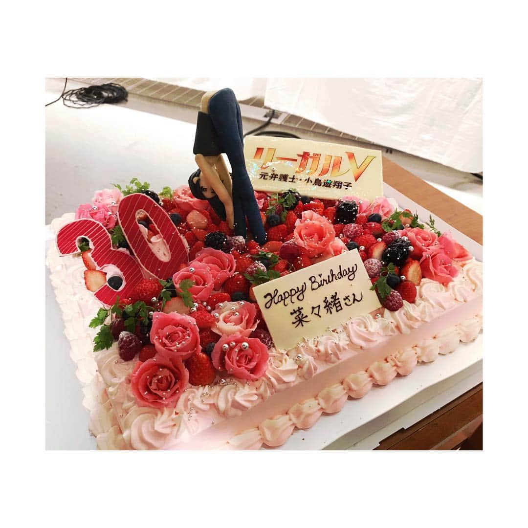 菜々緒さんのインスタグラム写真 - (菜々緒Instagram)「#リーガルV の皆様にも誕生日お祝いして頂きました😭🎂✨ 菜々緒ポーズ付きのケーキ！笑、とスタッフの皆様からメガネと、高橋英樹さんからフォトフレームを頂きました😇💖 ありがとうございます！🙌❤️」10月30日 19時55分 - nanao_official