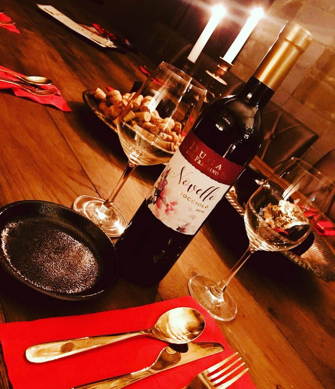 ヴァンサンカン25ans栄のインスタグラム：「ボジョレー解禁です👌❤️ 是非飲みにきてください🍷  #ボジョレーヌーボー #解禁 #25ans #ヴァンサンカン  #名古屋 #栄 #住吉 #bar #lfl #いいね #いいね返し #instagood #instalike #ソファ #オットマン #イタリアワイン #イタリア版ボジョレー #一足先に解禁 #ボジョレーヌーボー #そしてあやかちゃんも解禁 #ボッチョーロ」