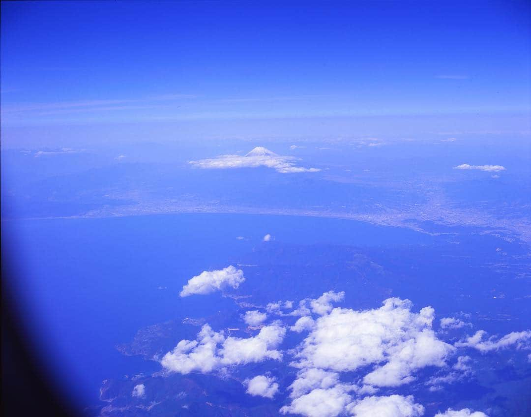 田島貴男さんのインスタグラム写真 - (田島貴男Instagram)「富士山上空。 #フィルムカメラ  #pentax67ii  #velvia100」10月30日 19時02分 - tajimatakao