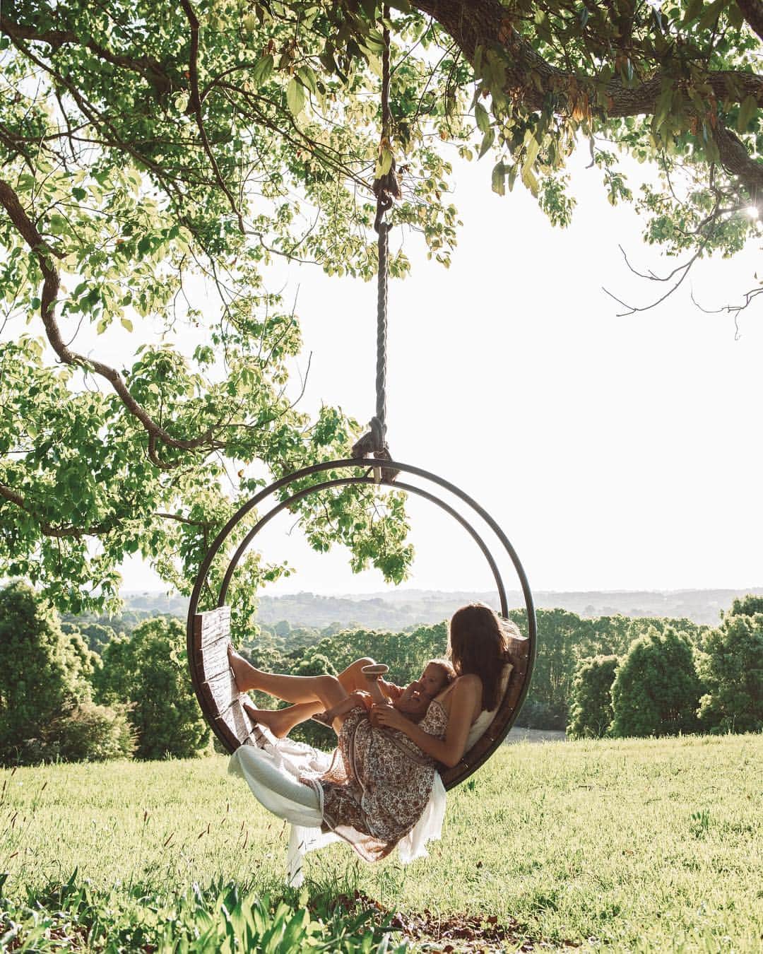 ジェシカ・スタインのインスタグラム：「The universe is not trying to break you, my dear, it’s trying to find a way to wake you up, so that you will see what is real, and worth fighting for. It takes time to heal, but it also takes courage.」