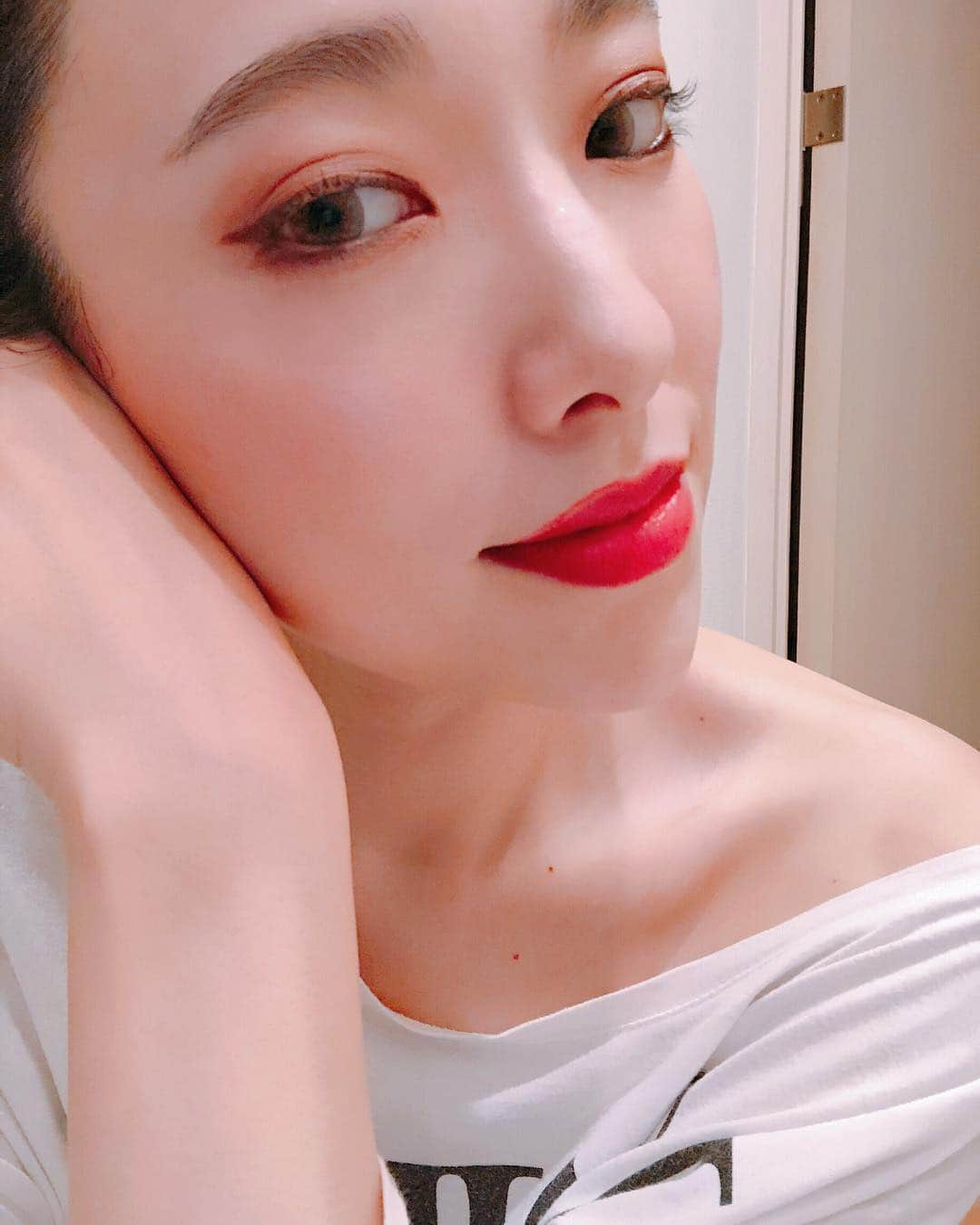 留奥麻依子さんのインスタグラム写真 - (留奥麻依子Instagram)「🌹👱🏻‍♀️🌹」10月30日 19時28分 - _emu0205_