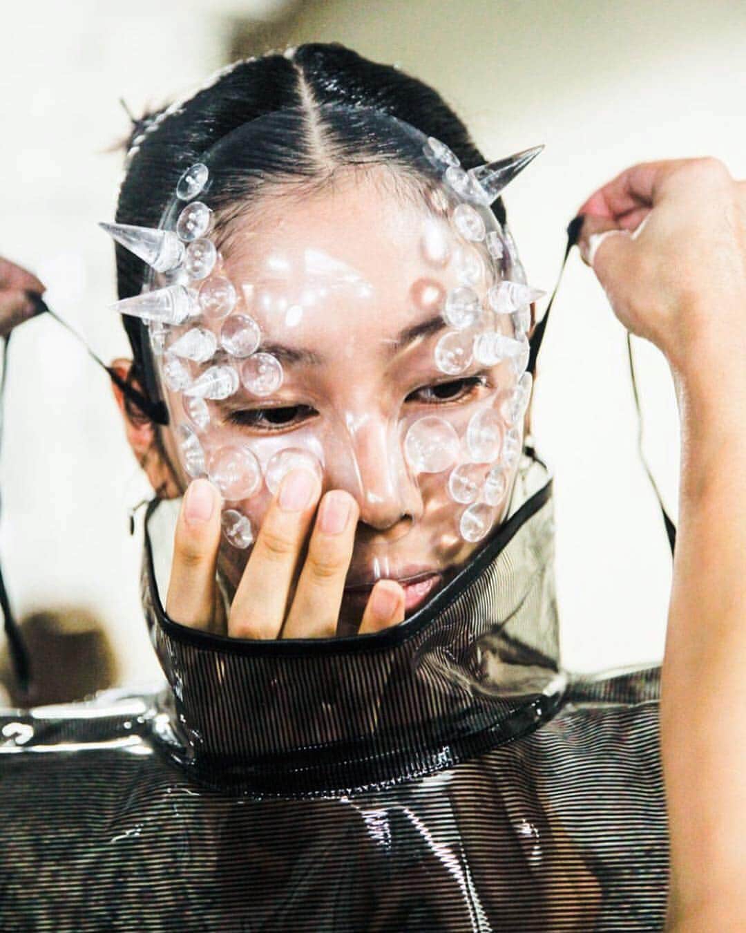 那須ミラノのインスタグラム：「Repost @stylezeitgeist  Anrealage 15-Year Retrospective Show – Tokyo Backstage Photography by @jusvungram  View our coverage on www.sz-mag.com #afwt#tfw#jfw#anrealage」