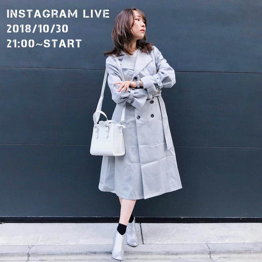 SuperGroupiesのインスタグラム：「.﻿ このあと21:00〜ライブ配信です✨﻿ ﻿ 本日は『名探偵コナン』の新商品をご紹介します👓﻿ ぜひ最後までお見逃しなく☝️﻿ 質問などがあれば是非コメントしてくださいね😊💕﻿ ﻿ ﻿ ⭐︎「名探偵コナン」特集③⭐︎﻿ 怪盗キッドが着ている服をイメージしたシルバーのトレンチコート♪﻿ このコートを身につければ気分はあなたも怪盗に！？﻿ 自然とキッドのアニメバウンドも楽しめるかも💙﻿ ﻿ ──────────────────────﻿ ＜商品情報＞﻿ 全て名探偵コナン×SuperGroupies 怪盗キッドモデル﻿ #outer / #アウター﻿ ￥19,800 + 税﻿ #bag / #バッグ﻿ ￥12,800 + 税﻿ #wristwatch / #腕時計﻿ ￥14,800 + 税﻿ #wallet / #財布﻿ ￥9,800 + 税﻿ #booty / #ブーティー﻿ ￥19,800 + 税﻿ ──────────────────────﻿ ﻿ 〜11/4(日)までの予約受付となるのでみなさんご予約はお早めに👀！﻿ ﻿ ﻿ #supergroupies #coordinate #anime #japaneseanime #bag #スーパーグルーピーズ #アニメ#アニメコラボ #コラボグッズ #ファッションにアニメを #名探偵コナン #怪盗キッド #detectiveconan #caseclosed #명탐정코난#シルバー#シルバーコーデ」