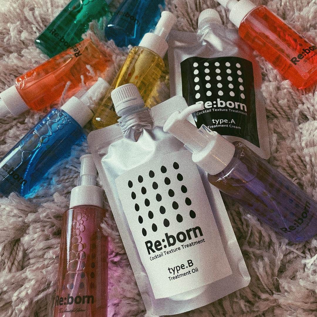 Linaのインスタグラム：「美容室でも使われてる話題のカクテルシャンプー&トリートメント💆🏽‍♀️💈. @reborn.cosme カラフルで可愛い😍. その日の気分で香りと質感を変えられるんだって🛁. 全国のドンキで販売されたよ🧡. . . #reborncosme #リボーン #カクテルフレグランスシャンプー #カクテルする #haircare」