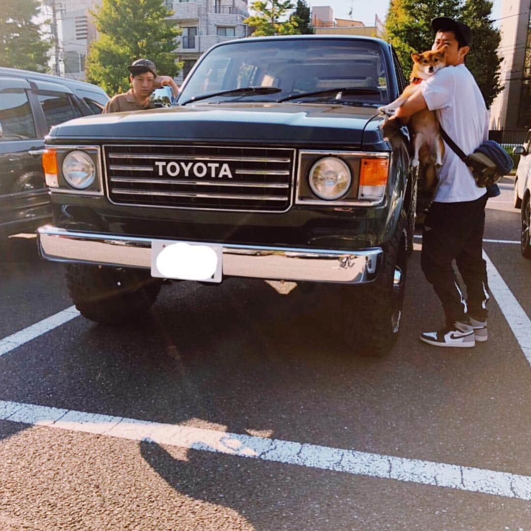 尾形貴弘さんのインスタグラム写真 - (尾形貴弘Instagram)「この度なんと、さくらも産まれて家族も増えて、念願の車を購入しましたーー！！！！これでミクともいろんなところへ行けるし、嬉しい嬉しい嬉しいーーー！！！ こんなカッコいい車に出会えたのは#flexdream さんのおかげですっ！！！サンキュー！！ #柴犬大好き #柴犬マニア  #しばいぬ大好き  #shibainu  #shibastagram  #shiba_snap  #犬ばか部  #いぬばか部 #ミク #三九 #ママリ #ベビフル #パンサー尾形 #赤ちゃん #赤ちゃんのいる暮らし #赤ちゃんと犬 #生後7ヶ月 #フレックスドリーム #フレックスドリーム調布店  #ランクル80  #ランドクルーザー  #ランクル #イチキップリン」10月30日 20時33分 - miku3_miku_9