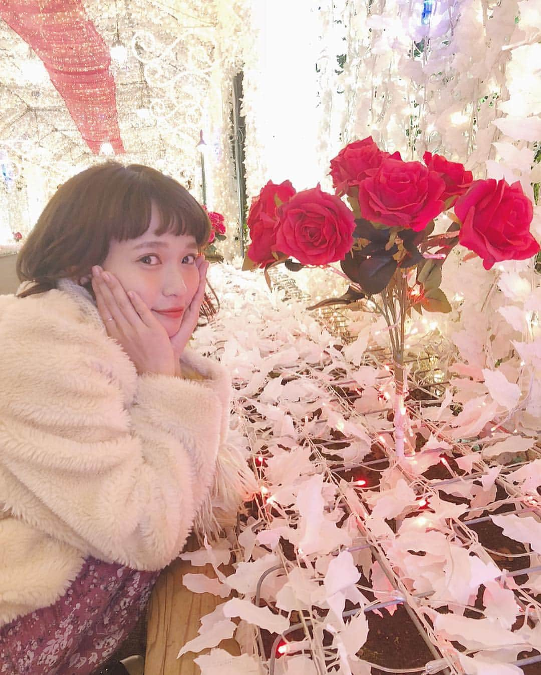 柴田紗希さんのインスタグラム写真 - (柴田紗希Instagram)「冬〜〜〜♡ 只今静岡県にいます。 とある撮影でやってきたよ✨ 時之栖で10月27日から始まった イルミネーション「ひかりのすみか」 一足先にイルミネーションのくすぐったさ味わえたなぁ こんな場所があったのね🤭 光のトンネル凄い綺麗だったよ❤️ #時之栖 #静岡 #ひかりのすみか」10月30日 21時01分 - shibasaaki