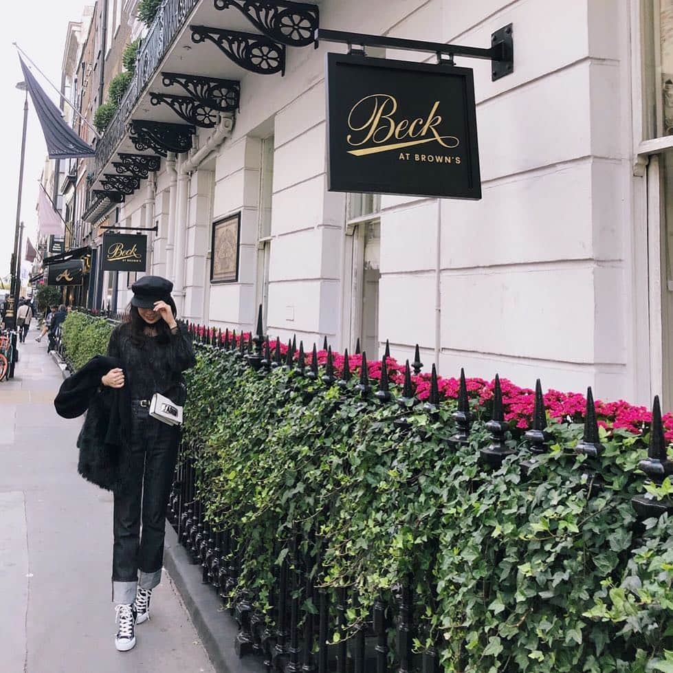 辻莉紗子のインスタグラム：「..⛸🖤 #monochrome #outfit #london #fashion #coordinate #instalook #lookbook」
