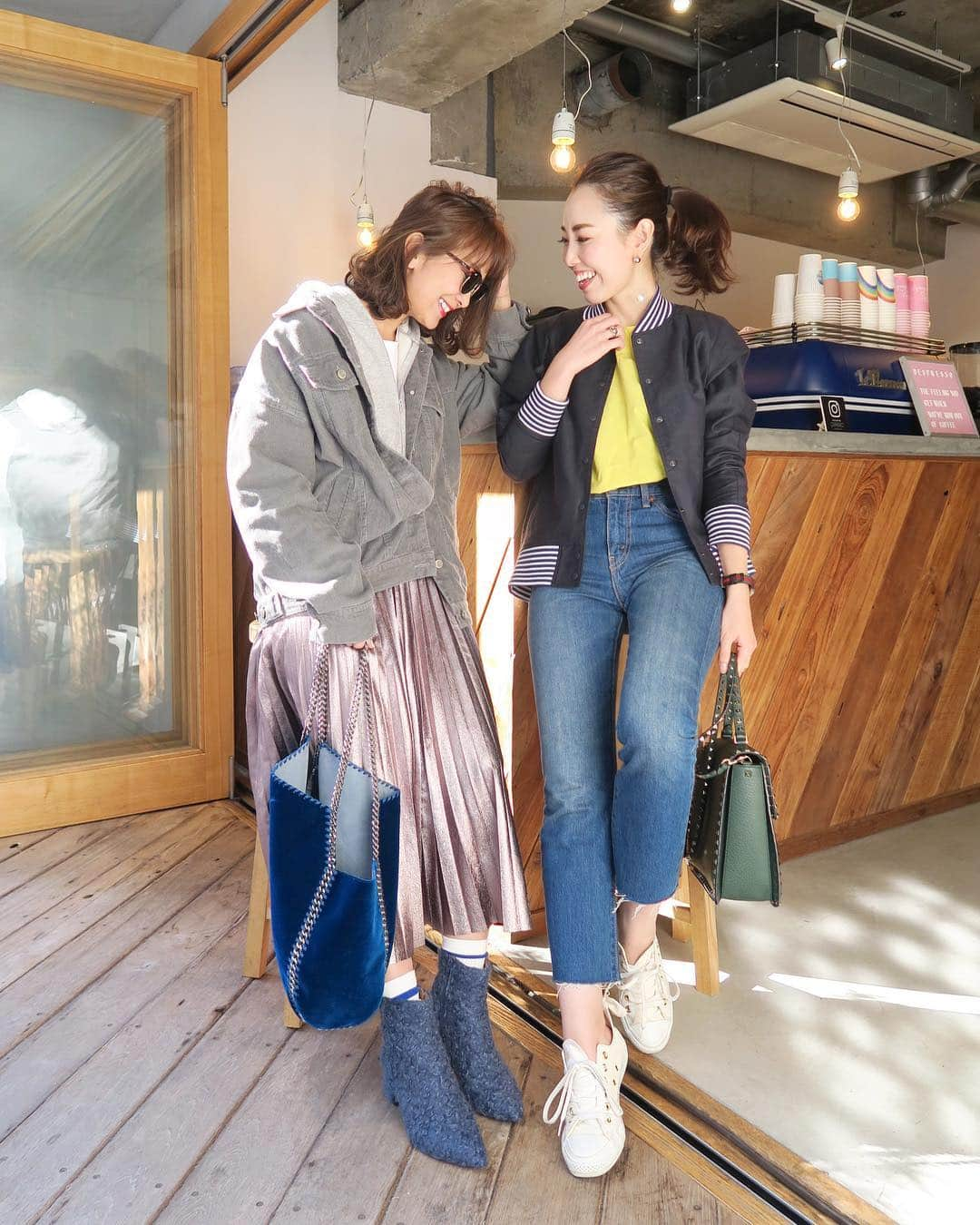 Mai Wakimizuさんのインスタグラム写真 - (Mai WakimizuInstagram)「今日の私達のcoordinate♡バックフレアパーカーの上にコーデュロイGジャンを重ね着＼(^o^)／グレーのグラデーションが良い感じ♡ブーツは昨日ストーリーにupしたモコモコブーツ！ブルーにしました♡ #wakkinstyle#ootd#coordinate#linkable#machatt#stellamccartney#marisarey」10月30日 20時56分 - wakkin__m