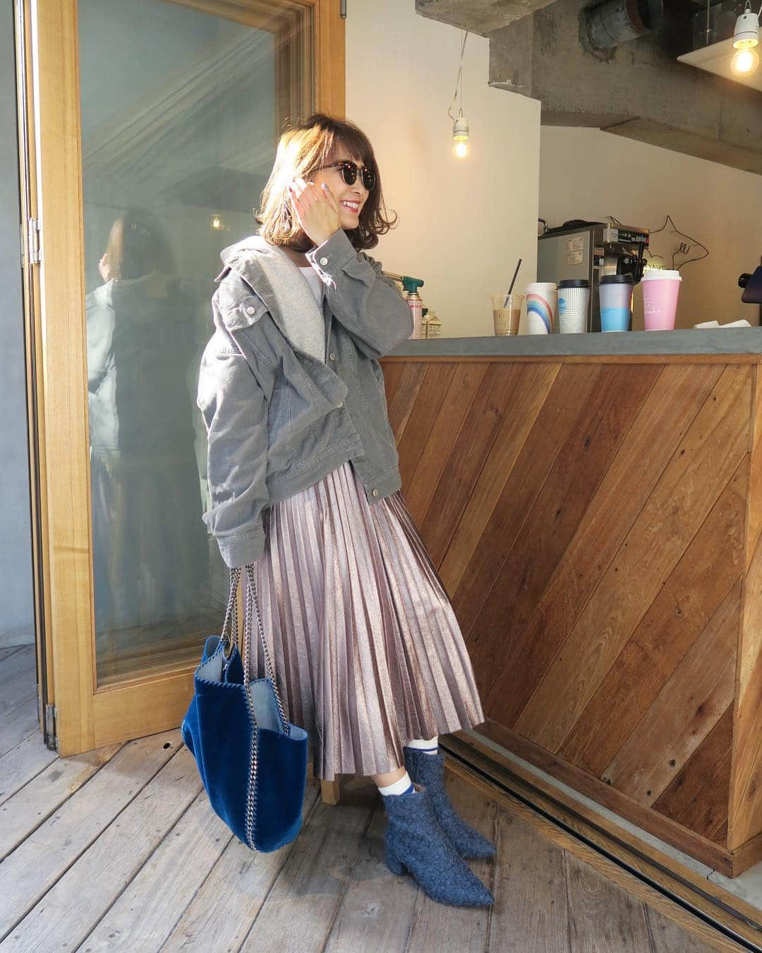 Mai Wakimizuさんのインスタグラム写真 - (Mai WakimizuInstagram)「今日の私達のcoordinate♡バックフレアパーカーの上にコーデュロイGジャンを重ね着＼(^o^)／グレーのグラデーションが良い感じ♡ブーツは昨日ストーリーにupしたモコモコブーツ！ブルーにしました♡ #wakkinstyle#ootd#coordinate#linkable#machatt#stellamccartney#marisarey」10月30日 20時56分 - wakkin__m