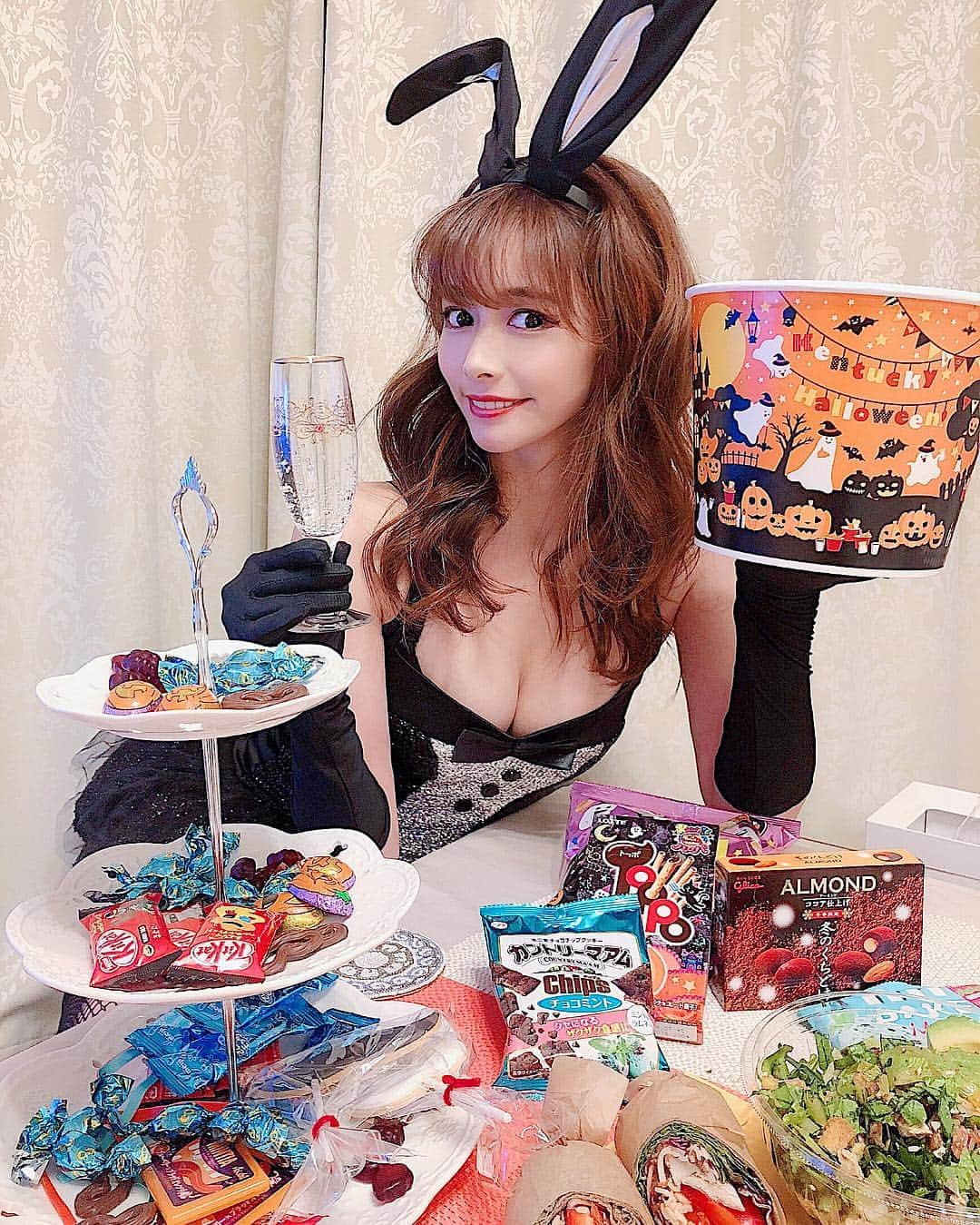 得あゆさんのインスタグラム写真 - (得あゆInstagram)「happy Halloween🎃😈🍭🍫👉🏻 ・ 写真選べなかった！笑 私が持ってるのはケンタッキー🍗 ハロウィンで渋谷行ったことない。笑 行かない派だよん。身内でワイワイ派🎃 みんないっぱいコメントくれるから大好き❤ ・ ・ ・ ・ ・ #ハロウィン#パーティー#お菓子#うさぎ#バニー#コスプレ#仮装#セクシー#ケーキ#インスタ映え#おやつ#デザート#夜ごはん#ダイエット#スイーツ#可愛い#美味しい#渋谷#trickortreat#halloween#halloweencostume#halloweenparty#sexy#style#japanesegirl#costume#sweets#dessert#cake#diet」10月30日 21時29分 - tokuayu819