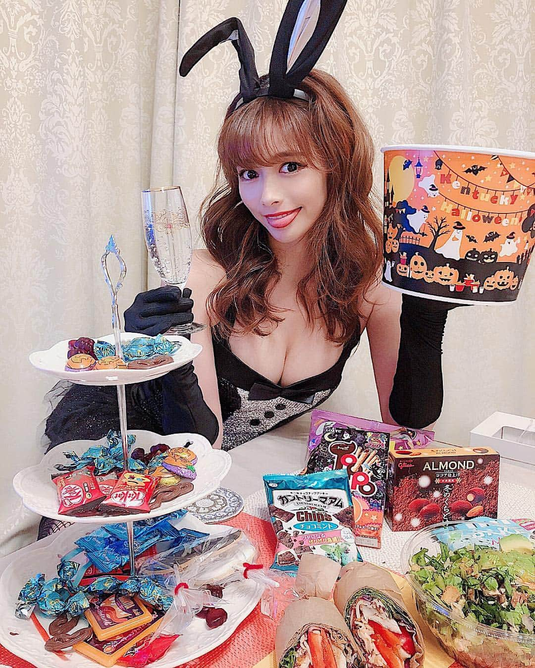 得あゆさんのインスタグラム写真 - (得あゆInstagram)「happy Halloween🎃😈🍭🍫👉🏻 ・ 写真選べなかった！笑 私が持ってるのはケンタッキー🍗 ハロウィンで渋谷行ったことない。笑 行かない派だよん。身内でワイワイ派🎃 みんないっぱいコメントくれるから大好き❤ ・ ・ ・ ・ ・ #ハロウィン#パーティー#お菓子#うさぎ#バニー#コスプレ#仮装#セクシー#ケーキ#インスタ映え#おやつ#デザート#夜ごはん#ダイエット#スイーツ#可愛い#美味しい#渋谷#trickortreat#halloween#halloweencostume#halloweenparty#sexy#style#japanesegirl#costume#sweets#dessert#cake#diet」10月30日 21時29分 - tokuayu819