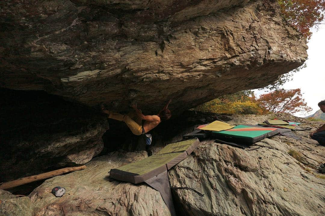 濱田健介さんのインスタグラム写真 - (濱田健介Instagram)「Dead Line V12, Okuyoshino. I sent this great roof boulder today. Awesome. Photo by @itotake79 . 今日は連日のセット明けからタケさん、じゅんいちと奥吉野へ。 ずっと気になってためっちゃカッコいいルーフ、デッドライン 4段とご対面。 ３人であーだこーだとムーブを解決。疲労もあったし集中して、繋げて1回目で登りきった。 最高の岩に最高のメンツに楽しかったー。 @rockmasterhq  @organicclimbing  @camp1889  @nogradjustfeeling  @unparallelup」10月30日 21時59分 - hamaken87