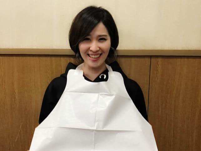 小松千絵さんのインスタグラム写真 - (小松千絵Instagram)「最近なかなか行けなかったけど、やっとかどちゃんとご飯行けた♬  #焼肉 #元気の源 #タン大好き #紙エプロン #必須 #かどだんご #アナウンサー #高身長女子」10月30日 22時44分 - komao_chie
