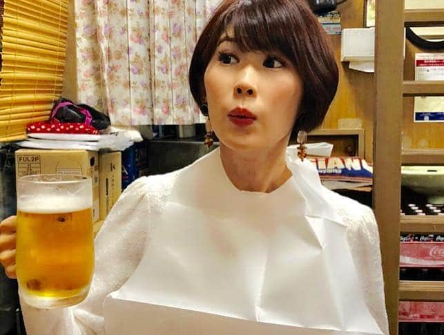 小松千絵さんのインスタグラム写真 - (小松千絵Instagram)「最近なかなか行けなかったけど、やっとかどちゃんとご飯行けた♬  #焼肉 #元気の源 #タン大好き #紙エプロン #必須 #かどだんご #アナウンサー #高身長女子」10月30日 22時44分 - komao_chie
