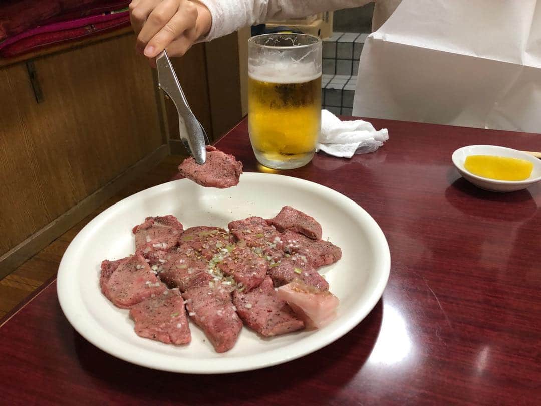 小松千絵さんのインスタグラム写真 - (小松千絵Instagram)「最近なかなか行けなかったけど、やっとかどちゃんとご飯行けた♬  #焼肉 #元気の源 #タン大好き #紙エプロン #必須 #かどだんご #アナウンサー #高身長女子」10月30日 22時44分 - komao_chie