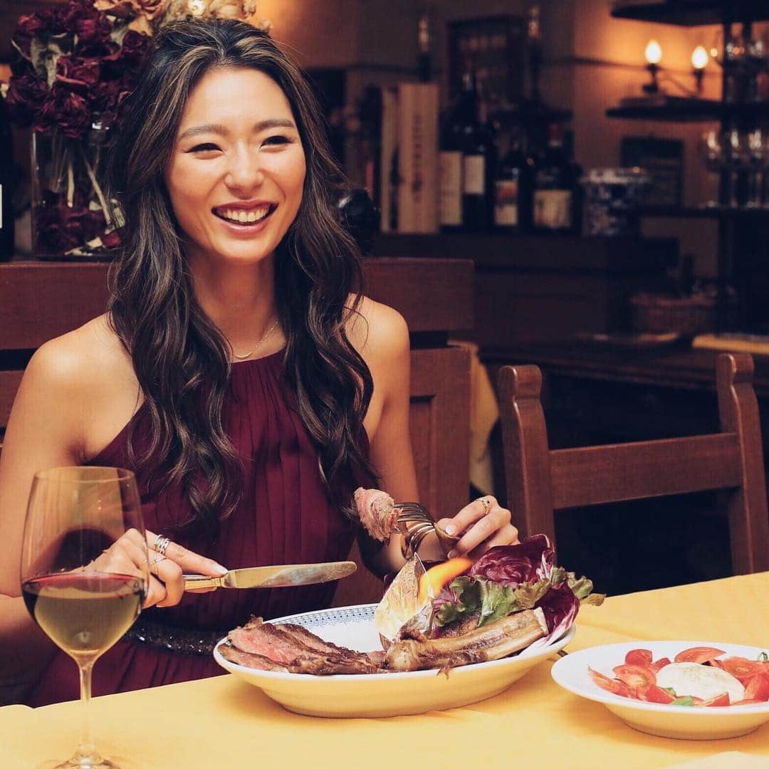 のインスタグラム：「発売中のHB(Humming Birds vol.16)に、よく運動しよく食べる私の1日が載っています。 愛用しているスキンケア用品やお気に入りのレストラン#ビスボッチャ も紹介しています😊🇮🇹 ビスボッチャはかれこれ5、6年通っているイタリアン。 私はイタリア大好きで、世界遺産を観ながらイタリア全土の行きたいレストランを巡って年に3回行っていた時もあるぐらい😂 お料理が美味しいのはもちろん本場イタリアの雰囲気が溢れる名店です。店内には私のお写真もたくさん飾ってくれているので、行った際にはチェックしてみて下さい✨ HBもチェックしてね🤗 ・ #HB #hummingbirds #magazine」