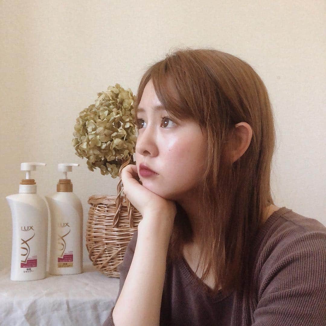 菅谷梨沙子さんのインスタグラム写真 - (菅谷梨沙子Instagram)「blogなどでたびたびヘアケアについて質問がありますが、美容室に行っ時にトリートメントしてもらうだけです。 でも、10代の頃からたくさんカラーやヘアアイロンなどをしてきてかなり傷んでいたので、自宅で使うシャンプーなどはずっとラックスを使っています。 いい香りなのもそうですが、とてもサラサラになるし程よくしっとり感も出るのでお気に入りです🌿 . . #一日中まとまる#モイスチャー#保湿#ラックス#ヘアケア#スーパーリッチシャイン#pr @lux_jp_official #ラックス @lux_jp_official」10月30日 22時43分 - risako_sugaya