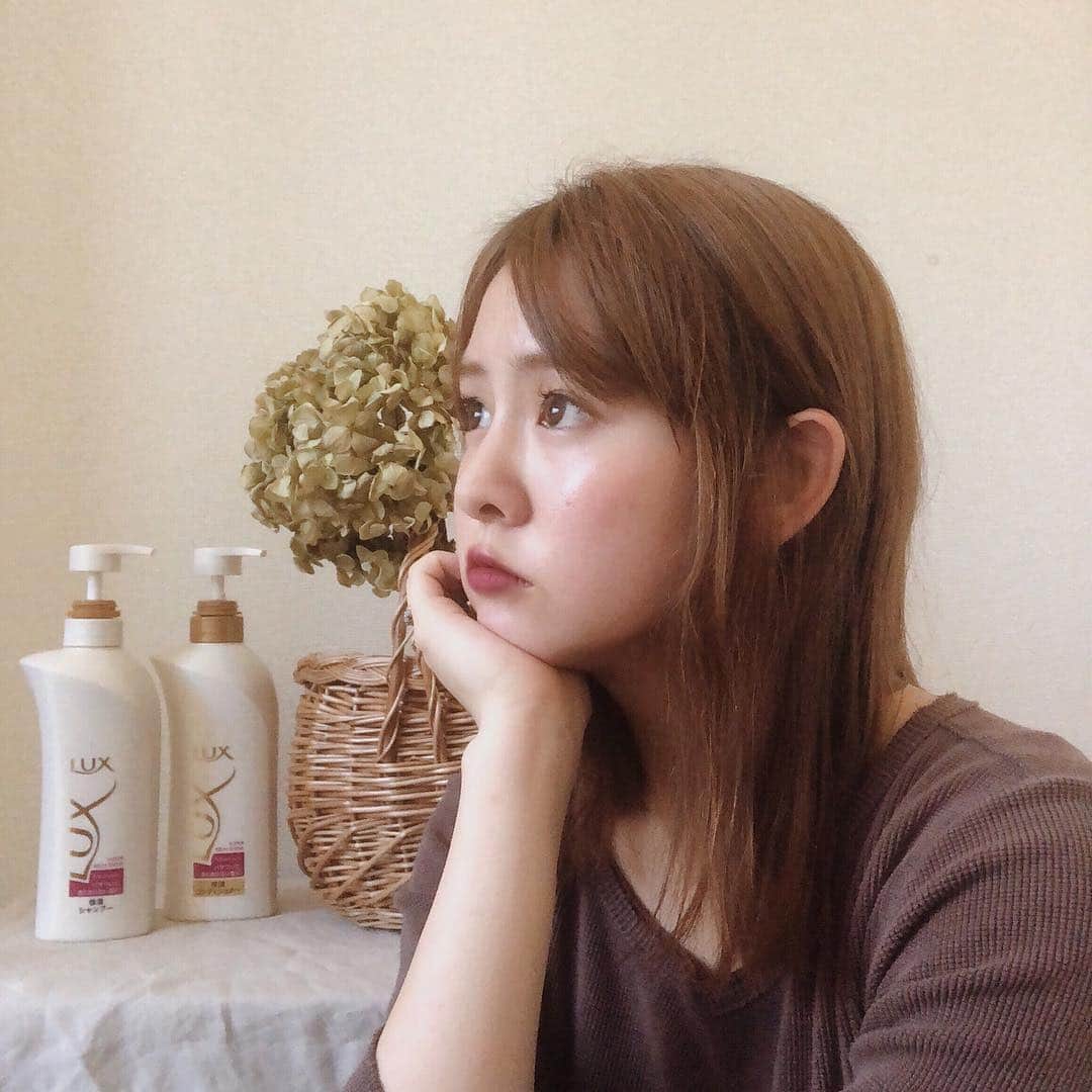 のインスタグラム：「blogなどでたびたびヘアケアについて質問がありますが、美容室に行っ時にトリートメントしてもらうだけです。 でも、10代の頃からたくさんカラーやヘアアイロンなどをしてきてかなり傷んでいたので、自宅で使うシャンプーなどはずっとラックスを使っています。 いい香りなのもそうですが、とてもサラサラになるし程よくしっとり感も出るのでお気に入りです🌿 . . #一日中まとまる#モイスチャー#保湿#ラックス#ヘアケア#スーパーリッチシャイン#pr @lux_jp_official #ラックス @lux_jp_official」