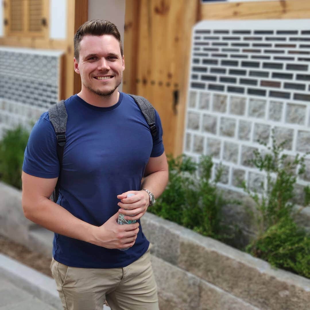 ニックのインスタグラム：「A photo from Bukchon Hanok Village in Seoul, South Korea. Fascinating place, great taste of historical Korea and a brilliant contrast to the modern city.  #travel #korea #southkorea #seoul #bukchonhanokvillage #gaijin #韓国 #ソウル #イギリス #イギリス人」