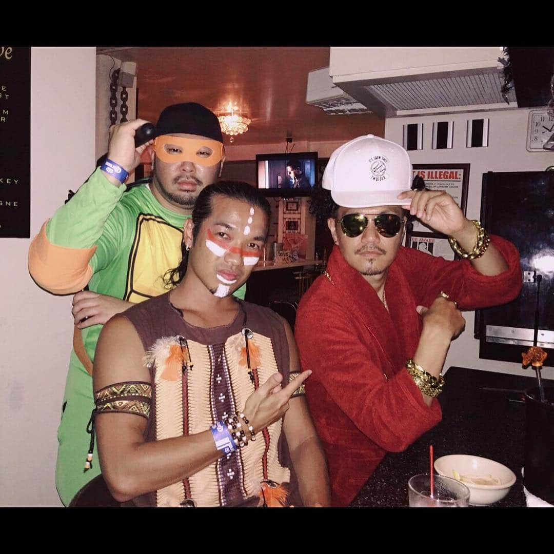 ATSUSHIさんのインスタグラム写真 - (ATSUSHIInstagram)「#atsushizm﻿ ﻿ ハロウィンしたことなかったし、今年もする予定ないから、とりあえず2年前に初めてハロウィンした時のやつ‼️（笑）﻿ 初のソロのドームツアーが終わって、留学する前に少し休暇も兼ねて、ハワイでハロウィンを過ごした時…。あれから2年も経つのかぁ。早いなぁ。﻿ あの時はブルーノマーズの24K Magic がリリースされたばかりで、まさかその2年後に本人に会う日が来るなんて、想像もしてなかったもんなぁ…。﻿ Big Respect Bruno‼️﻿ ハロウィンも誰かにリスペクトを伝えるためなら、悪くないね‼️﻿ ハッピーハロウィン〜🎃🎃🎃﻿ ﻿ I hadn’t planned on dressing up for Halloween so here’s a picture from two years ago lol! ﻿ ﻿ After my first solo dome tour, before going abroad for my studies - I took a short break in Hawaii.﻿ I spent that year’s Halloween in Hawaii. It’s already been two years since then! Time flies. ﻿ That’s when Bruno Mars’ 24K Magic was released. Back then I never even imagined that I would meet him 2 years later! ﻿ Big respect to you Bruno! ﻿ It’s not bad to show your respect to someone for Halloween!! ﻿ Happy Halloween 🎃🎃🎃」10月31日 9時04分 - exile_atsushi_official