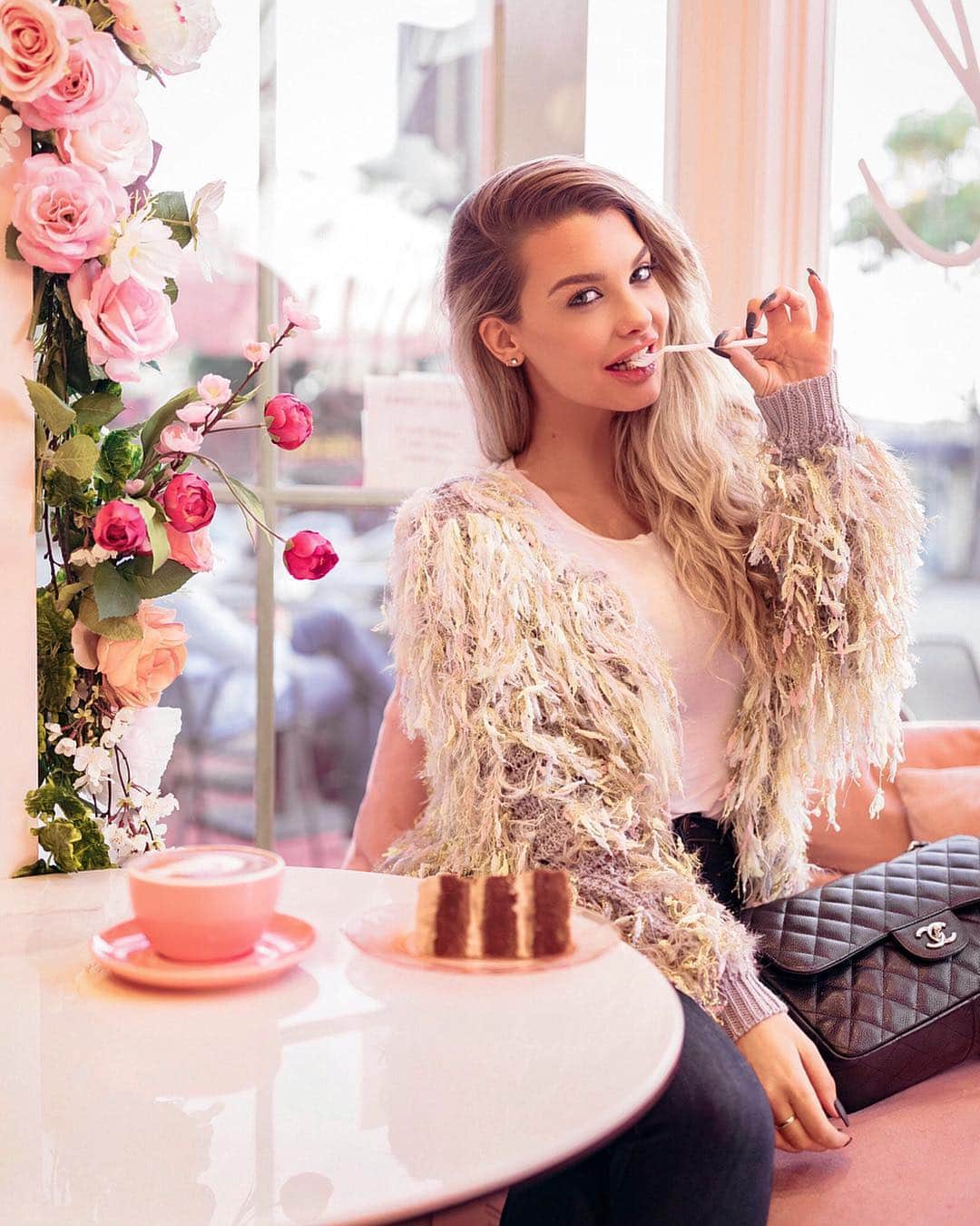 エミリー・シアーズさんのインスタグラム写真 - (エミリー・シアーズInstagram)「Can I have my cake and eat it too? 🍰 @fashionnova #fashionnova #cardigan #knit #sweater #cosy #pink #love #novababe #coffee #outfit #ootd #inspo」10月31日 0時56分 - emilysears