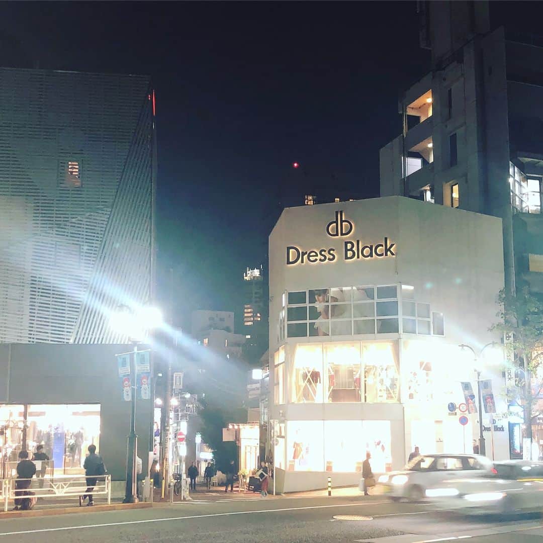 のインスタグラム：「パパの職場だった @dressblack 渋谷本店へ😊 2018/10/31閉店。 閉店1日前に色んな奇跡が重なって、 パパの弟とあゆママと一緒に パパの友人のdressblackの社長さんに会えました😭 パパの話を沢山聞いて パパの事を大好きな人に会えた事が とーっても嬉しかった♥️ そして こんなに自分が愛されていたんだと 改めて実感できた1日😭♥️ パパの自慢の娘は 自慢したいくらいパパの事が大好きな娘です😊♥️ dressblackさん♥️ ありがとうございました😌👏 #dressblack #渋谷 #dress #party #wedding #weddingdress #thankyou #happy #ぱぱ #奇跡 #miracle #ありがとうございました 👏😊」