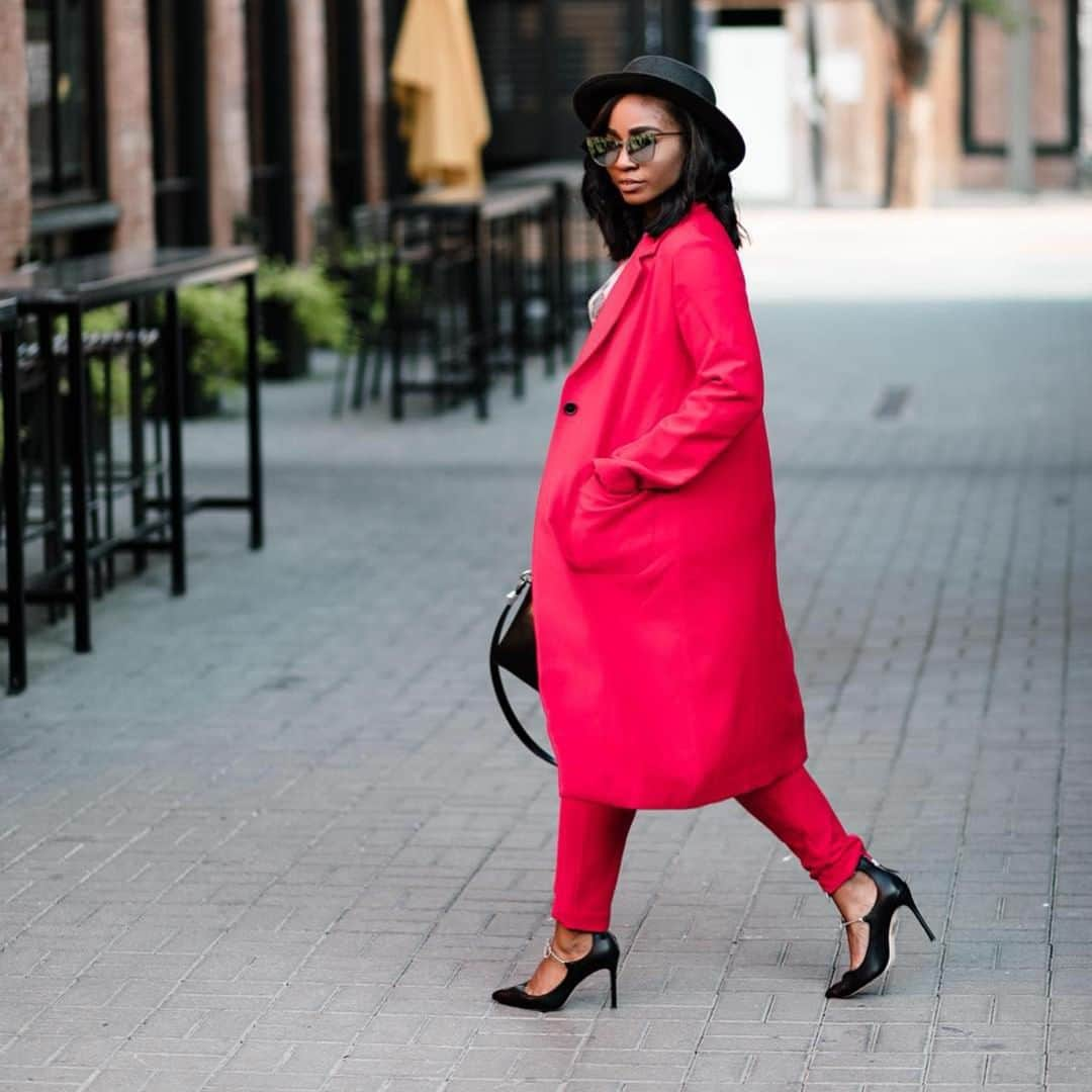 ポーララビクトレーのインスタグラム：「@jalisaevaughn making a statement in this hot pink pantsuit」